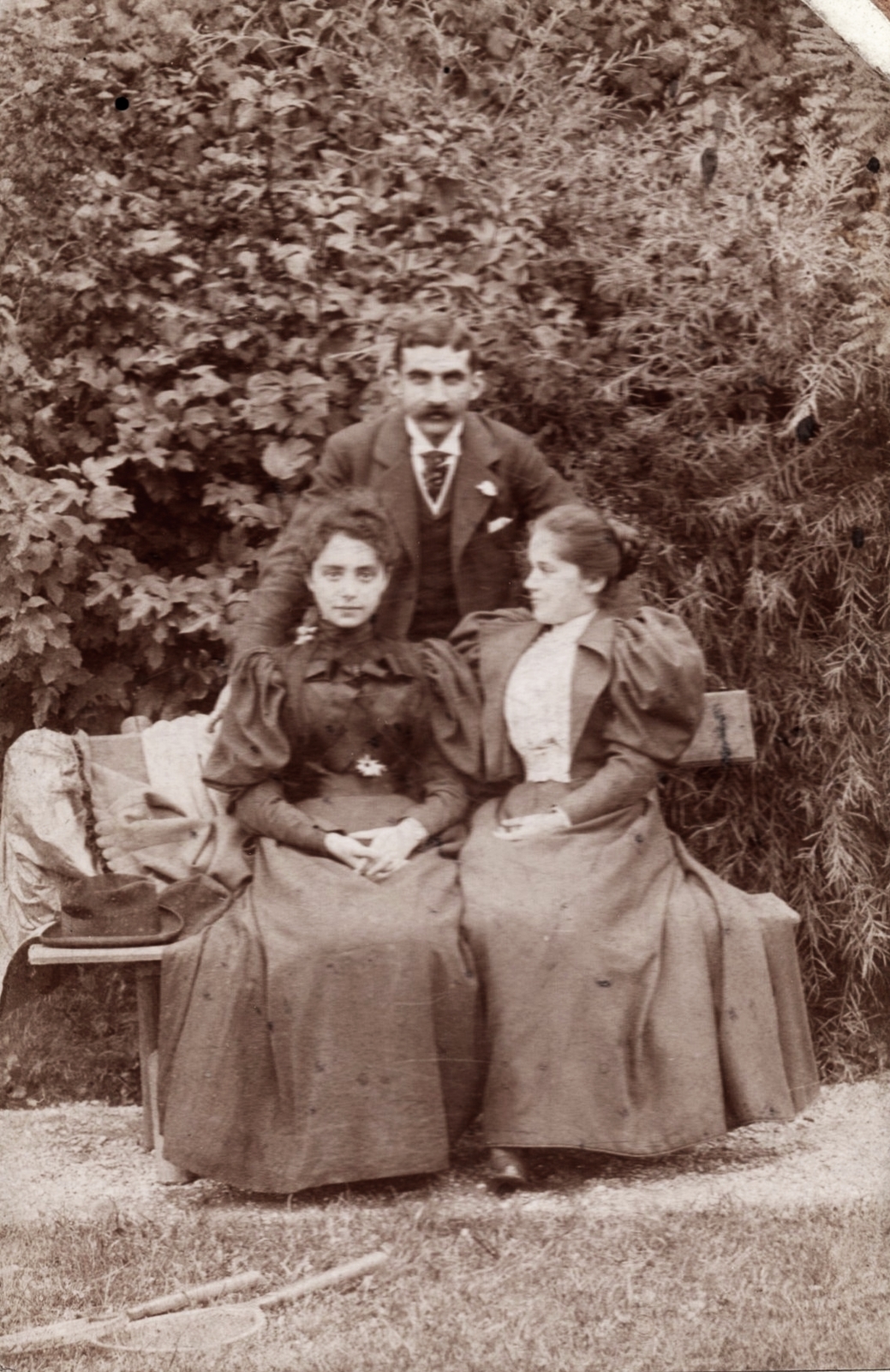 1900, Nagy Beatrix Julianna, divat, csoportkép, nők, férfi, pad, kerti bútor, Fortepan #78038