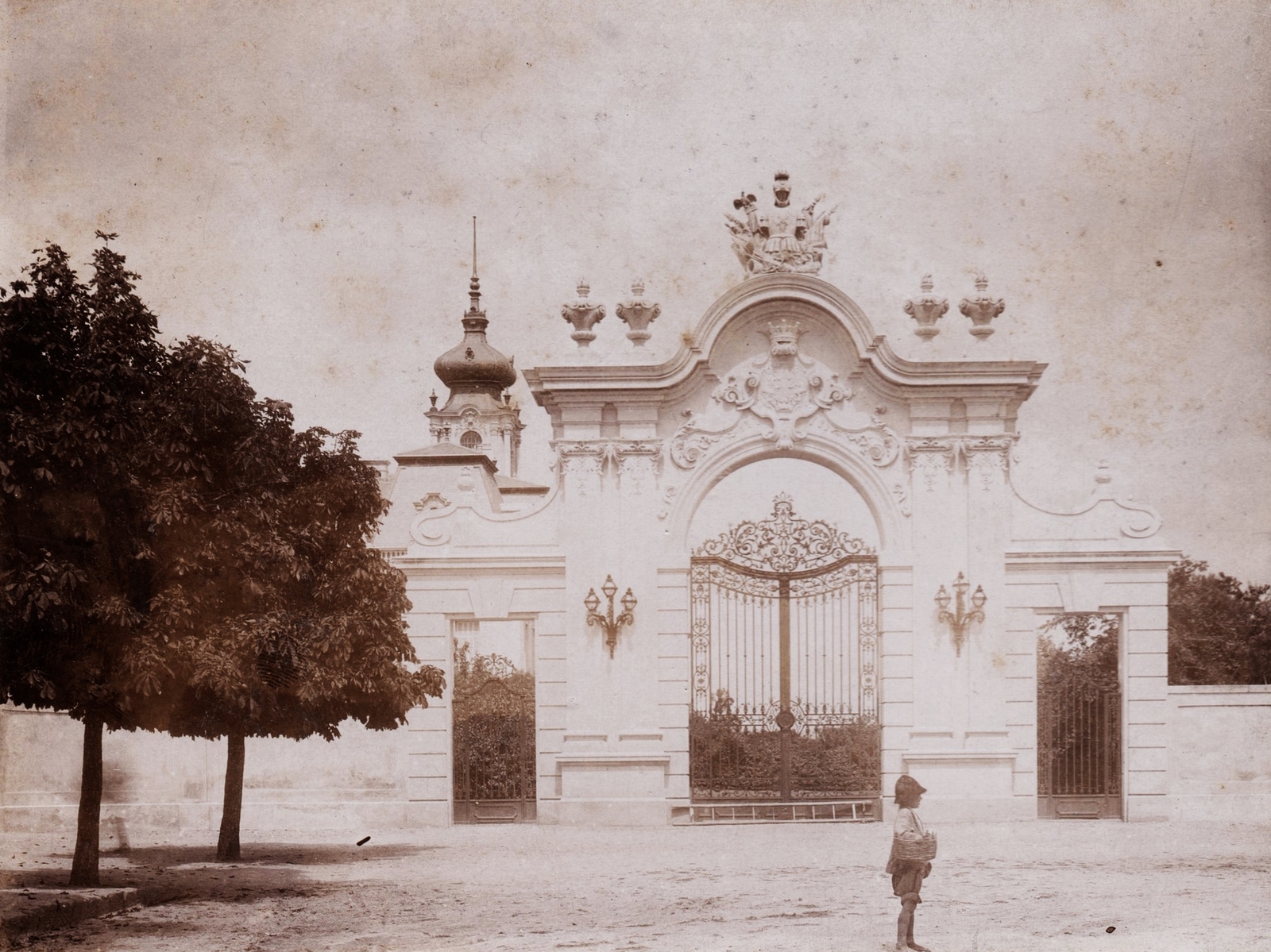 Hungary,Lake Balaton, Keszthely, Festetics-kastély. A felvétel 1893 körül készült., 1900, Nagy Beatrix Julianna, gate, museum, Baroque-style, palace, tower, kid, gateway, Viktor Rumpelmayer-design, Gustav Haas-design, Maximilian Paschkisch-design, Fortepan #78043