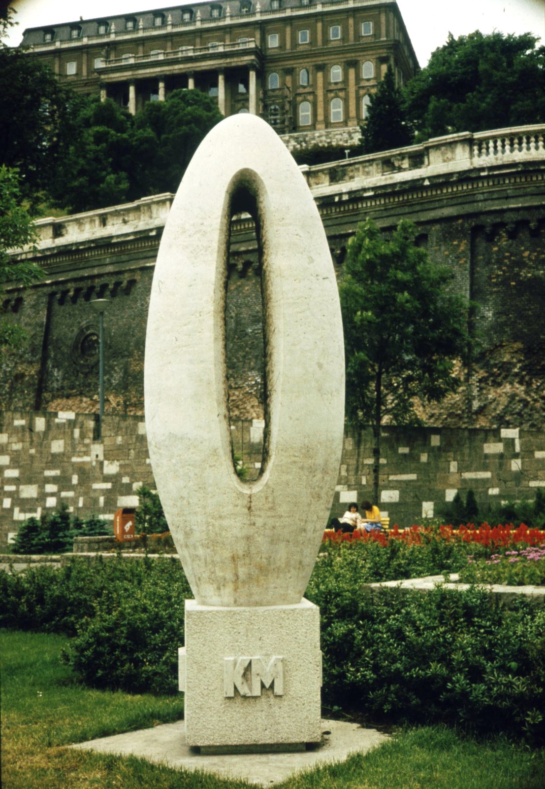 Hungary, Budapest I., Clark Ádám tér, "0" kilométerkő (Borsos Miklós, 1975.)., 1980, Kátai Gyuláné, colorful, sculpture, Budapest, Miklós Borsos-design, Fortepan #78069