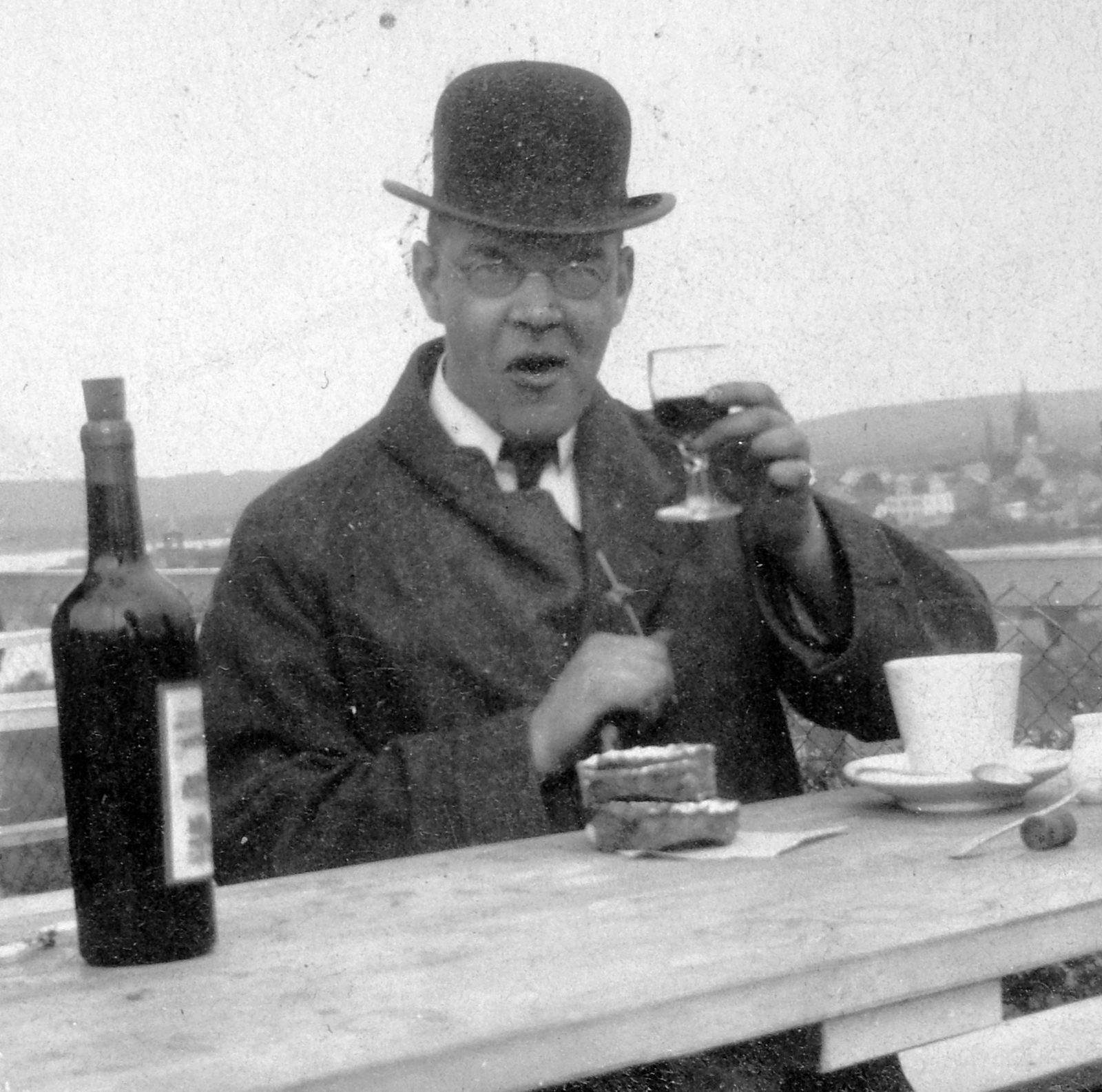 1925, Fortepan, portrait, church, glasses, drinking, man, bowler hat, cup, glass, posture, Fortepan #7807
