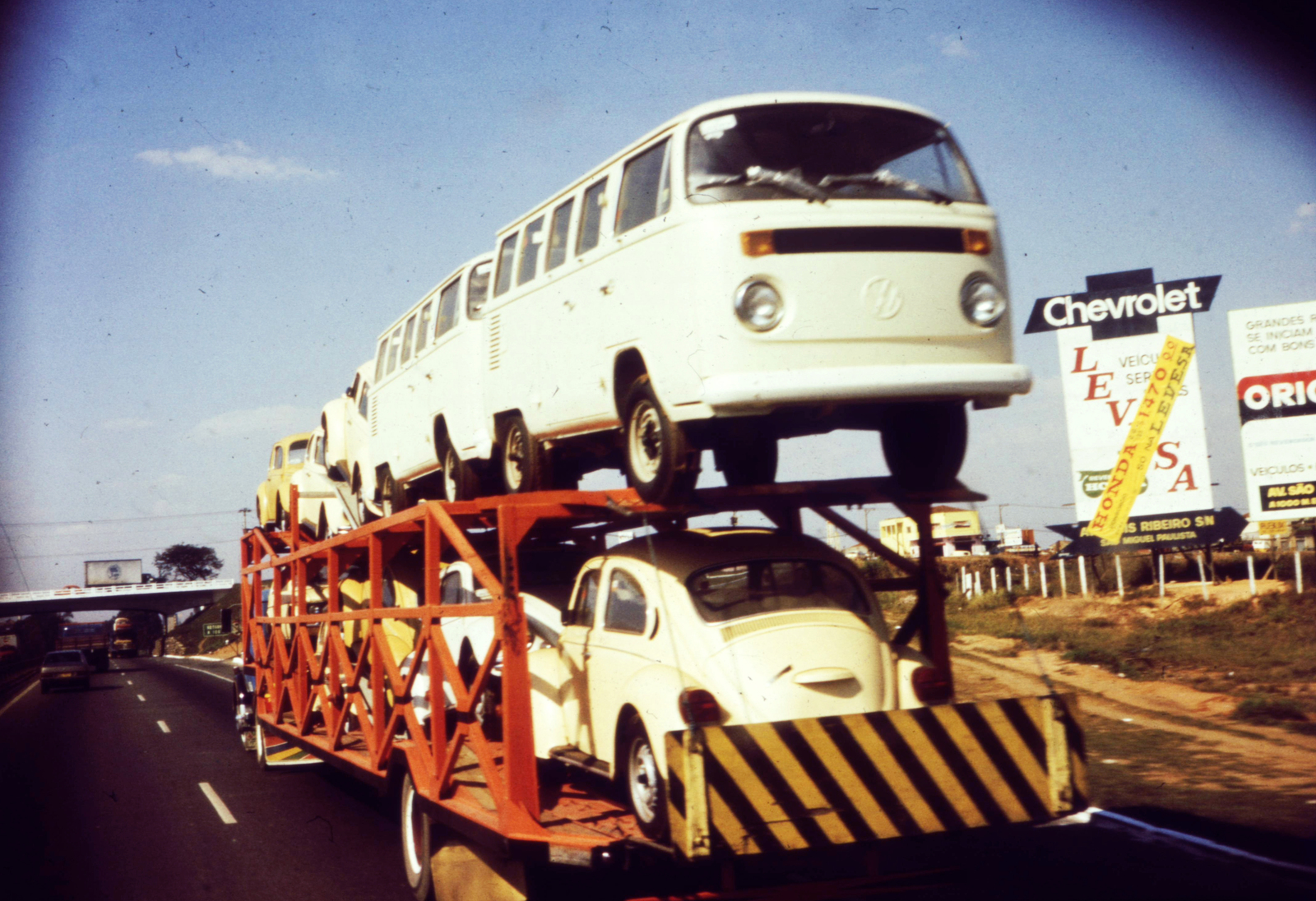 Brazil, autópálya Sao Paulo környékén., 1975, Kátai Gyuláné, colorful, commercial vehicle, Volkswagen Beetle, Fortepan #78071