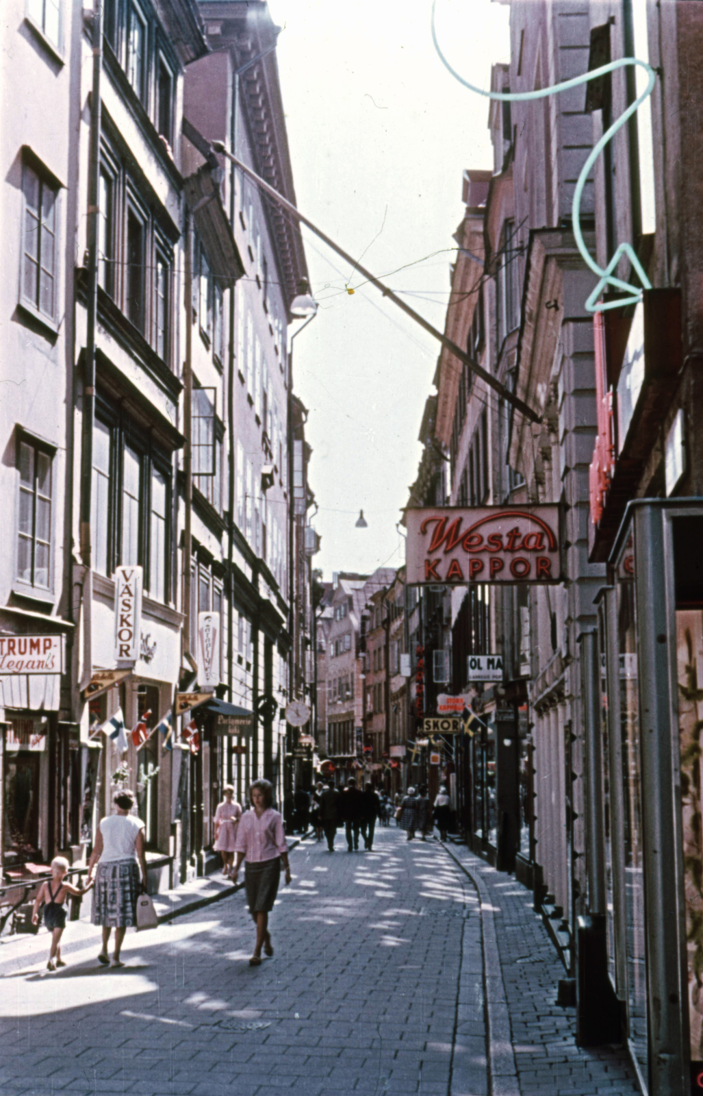 Sweden, Stockholm, Västerlånggatan a Stora Gråmunkegränd felől nézve., 1960, Métneki János dr, colorful, street view, Fortepan #78092