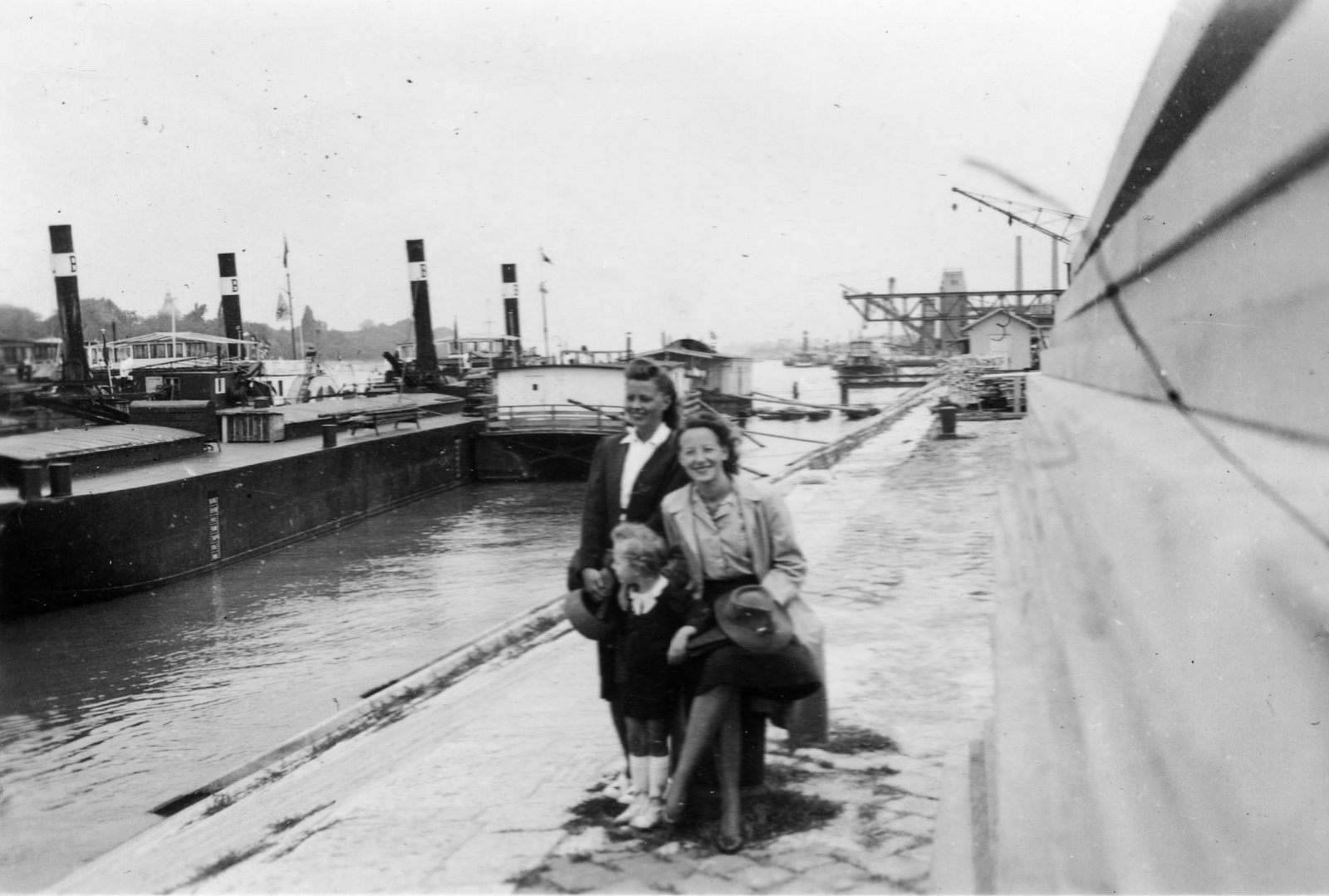 Hungary, Budapest XIII., pesti alsó rakpart a Szent István parknál., 1942, Orbán György, barge, port, Budapest, river, Fortepan #78095