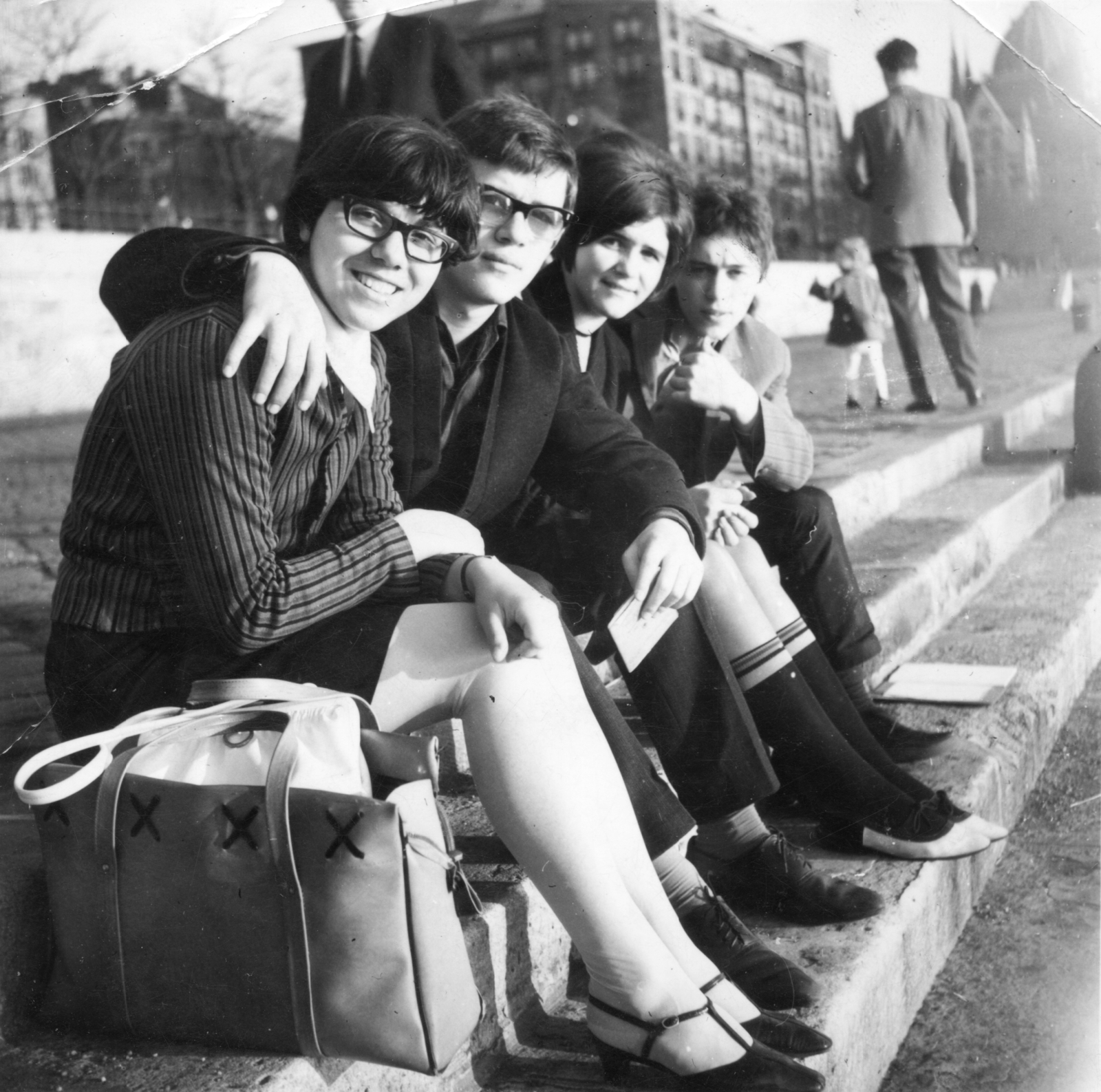 Hungary, Budapest V., a pesti alsó rakpart lépcsői a Margit híd felől nézve, háttérben a Parlament., 1968, Sándor Dávid, beat era, youth, Budapest, Danube's shore, sitting on stairs, Fortepan #78133