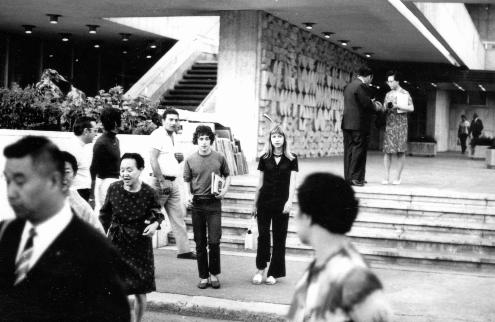 Hungary, Budapest V., Hotel Duna Intercontinental a Dunakorzóról nézve. A hotelt és a bejárat melletti domborművet Finta József építész tervezte., 1970, Rubinstein Sándor, Budapest, Fortepan #78151