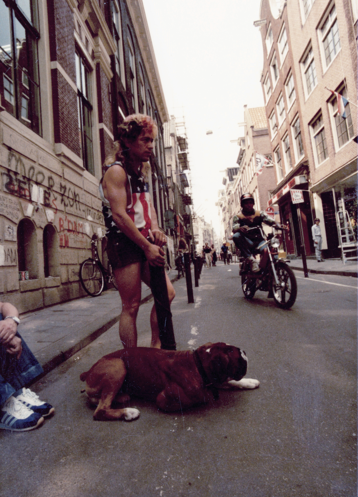 Netherlands, Amsterdam, Oude Hoogstraat a Koloveniersburgwal felől, jobbra a Bethaniëndwarsstraat torkolata., 1987, Sándor Dávid, colorful, dog, motorcycle, walking the dog, Fortepan #78200