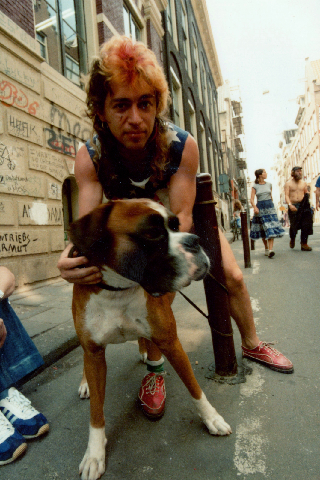 Hollandia, Amszterdam, Oude Hoogstraat a Koloveniersburgwal felől., 1987, Sándor Dávid, színes, kutya, graffiti, félmeztelen, kutyasétáltatás, Fortepan #78204