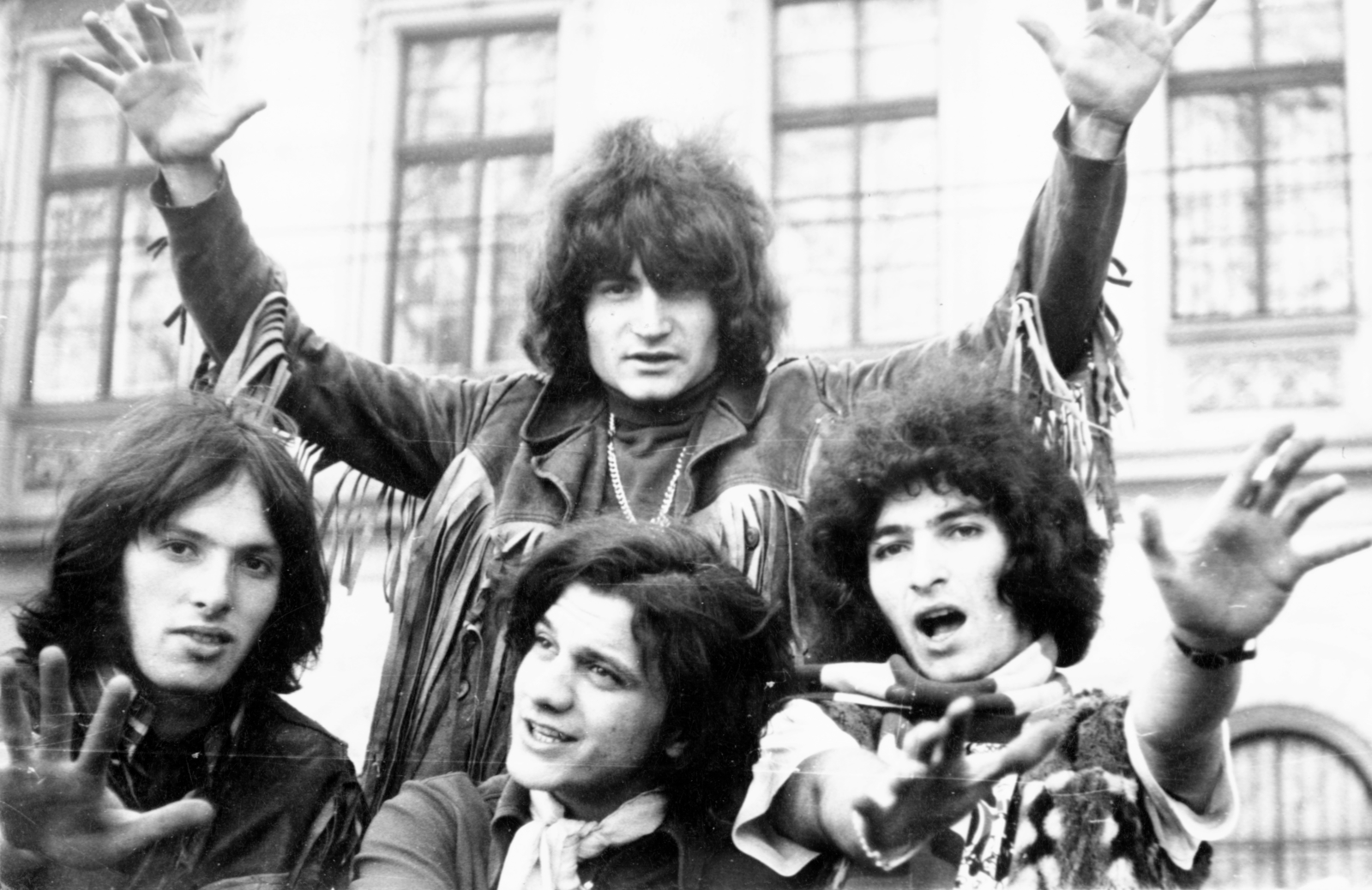 Hungary, Budapest I., Bem rakpart 4., Mini együttes a klubjuk előtt (Török Ádám, Dobos Doxa Sándor, Czipó Tibor, mögöttük Závodi János), 1970, Rubinstein Sándor, celebrity, band, musician, Budapest, Fortepan #78222