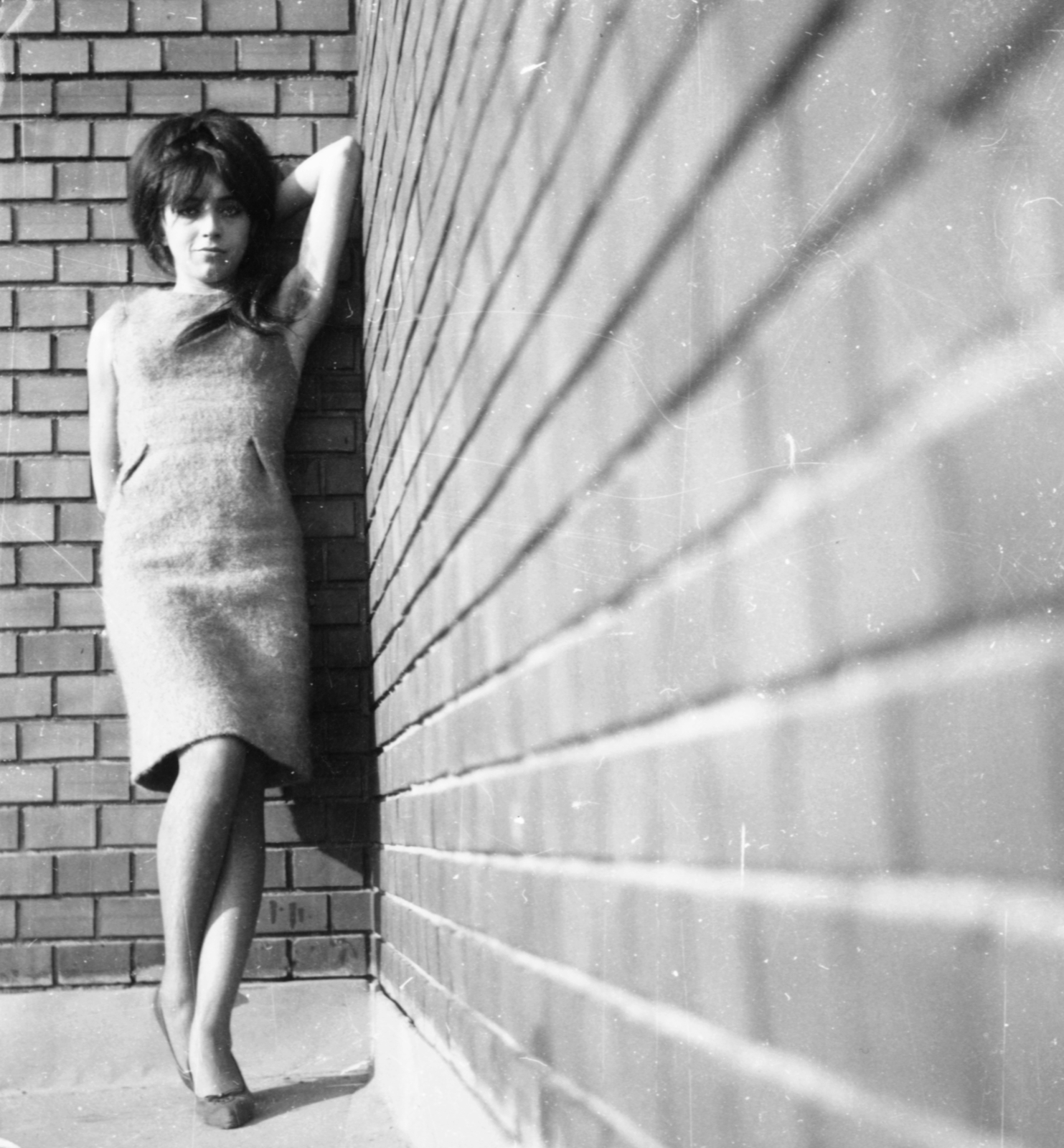 1966, Sándor Dávid, woman, brick, hairy armpit, posture, Fortepan #78226