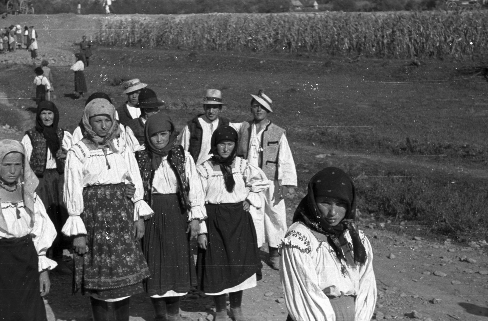 Ukraine,Zakarpattia Oblast, 1939, Berkó Pál, tableau, folk costume, straw hat, headscarf, Fortepan #78246