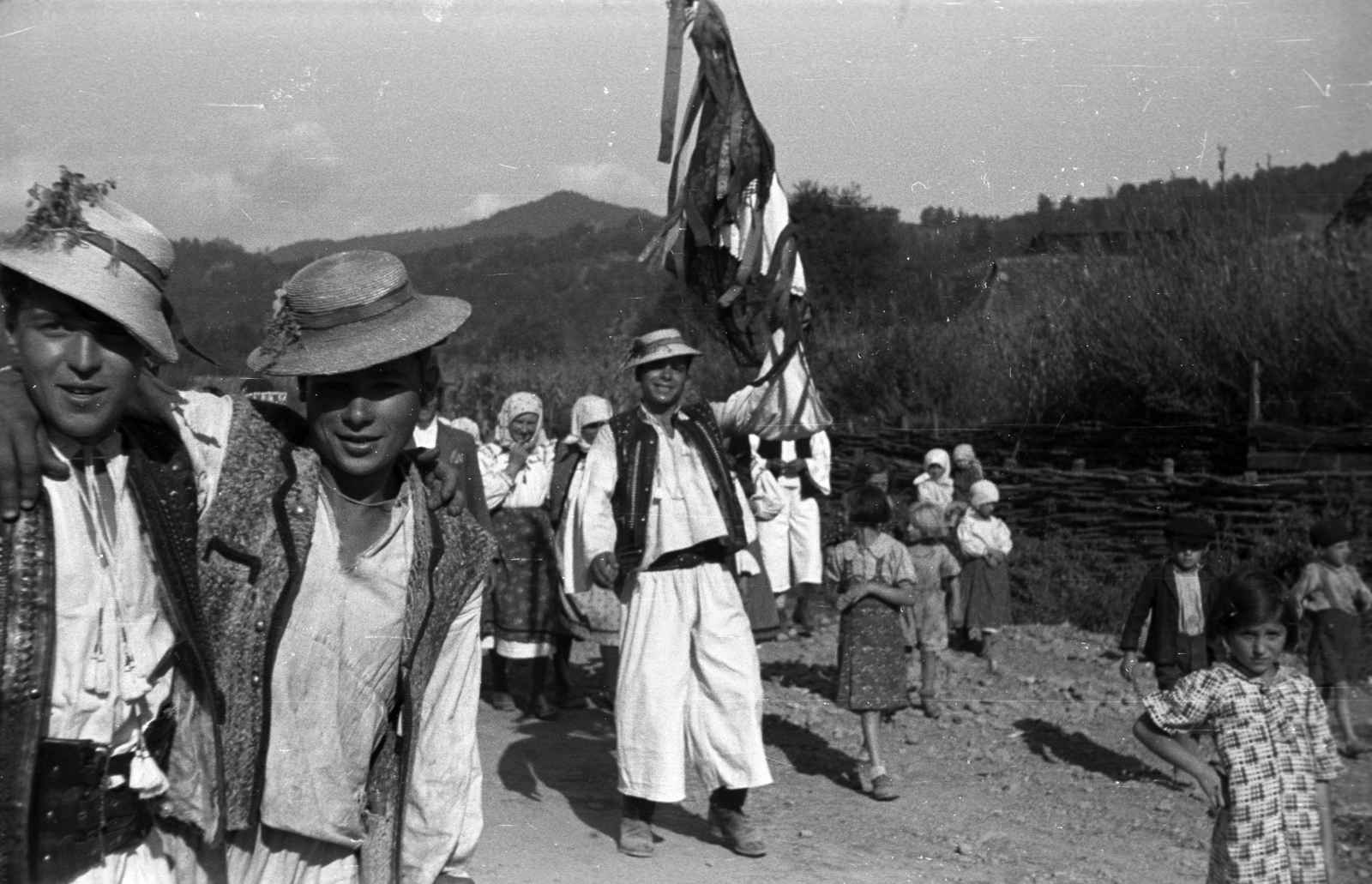 Ukrajna,Kárpátalja, 1939, Berkó Pál, zászló, népviselet, szalmakalap, fejkendő, bokréta, Fortepan #78250