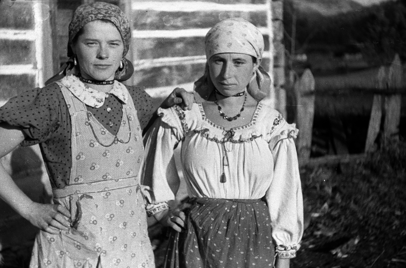 Ukrajna,Kárpátalja, 1939, Berkó Pál, népviselet, fejkendő, nyaklánc, lányok, Fortepan #78258