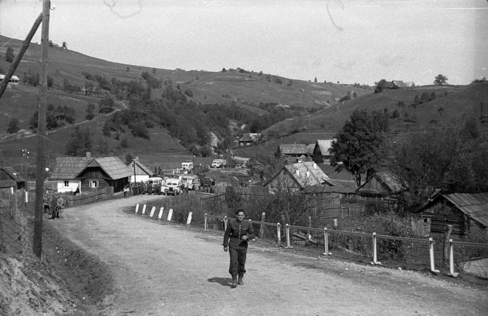 Ukraine,Zakarpattia Oblast, Mezőhát, a Tatár-hágóra vezető országút. A felvétel a lengyel katonák Magyarországra és Romániába történő átmenekítésekor készült., 1939, Berkó Pál, bus, fence, wooden cottage, farmhouse, convoy, Polish soldier, Fortepan #78267