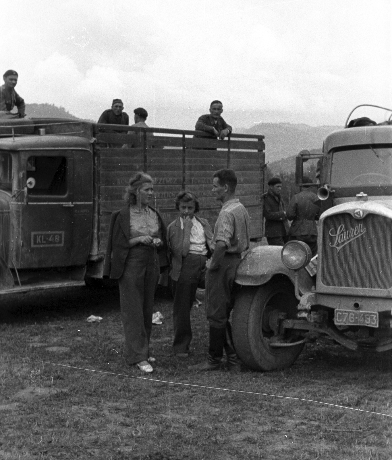 Magyar-lengyel határsáv. A felvétel a lengyel katonák Magyarországra és Romániába történő átmenekítésekor készült., 1939, Berkó Pál, family, commercial vehicle, automobile, number plate, Saurer brand, Polish soldier, Fortepan #78279