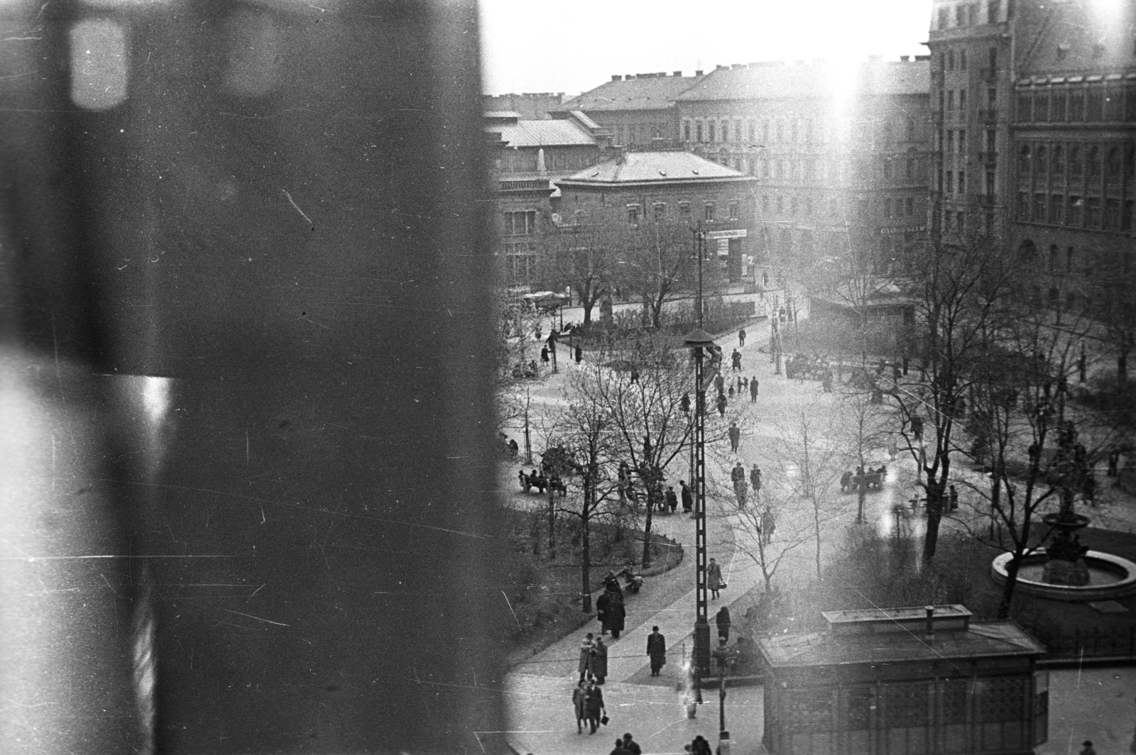 Magyarország, Budapest VIII., Rákóczi tér a Kölcsey utcából nézve., 1944, Berkó Pál, szökőkút, nyilvános WC, légó sziréna, Budapest, Fortepan #78294