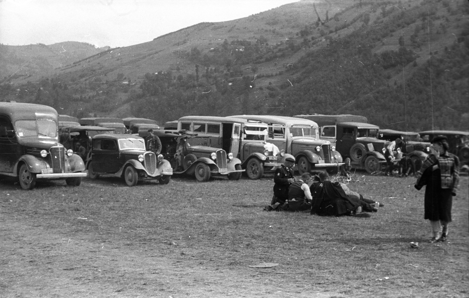 Magyar-lengyel határsáv. A felvétel a lengyel katonák Magyarországra és Romániába történő átmenekítésekor készült., 1939, Berkó Pál, bus, commercial vehicle, automobile, number plate, convoy, Polish soldier, Fortepan #78300