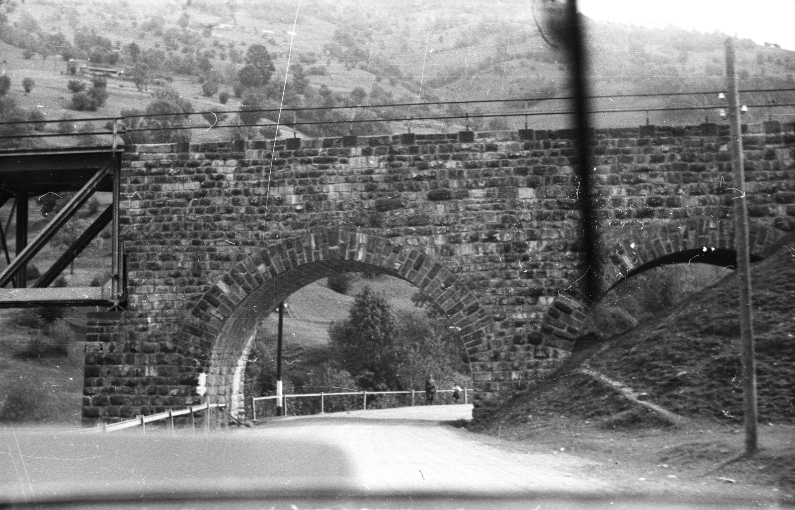Ukraine,Zakarpattia Oblast, Kvaszi, a felvétel a Fekete-Tisza partján készült, szemben a vasúti viadukt boltozata látható., 1939, Berkó Pál, bridge, passage, Fortepan #78301