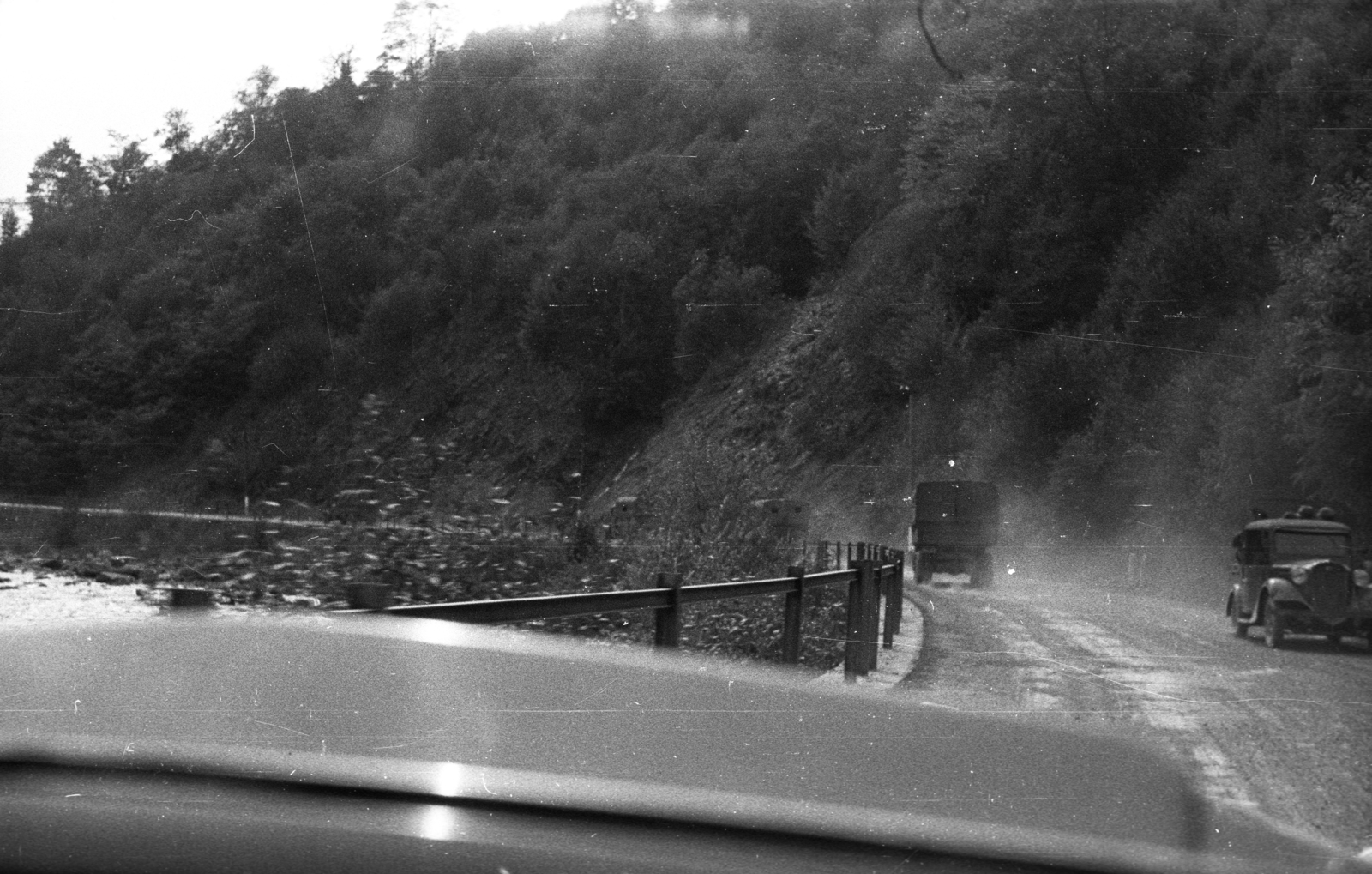 Ukraine,Zakarpattia Oblast, Kvaszi, a menekülő lengyel hadsereg teherautói a Fekete-Tisza partján a település közelében., 1939, Berkó Pál, commercial vehicle, fence, automobile, convoy, Fortepan #78303