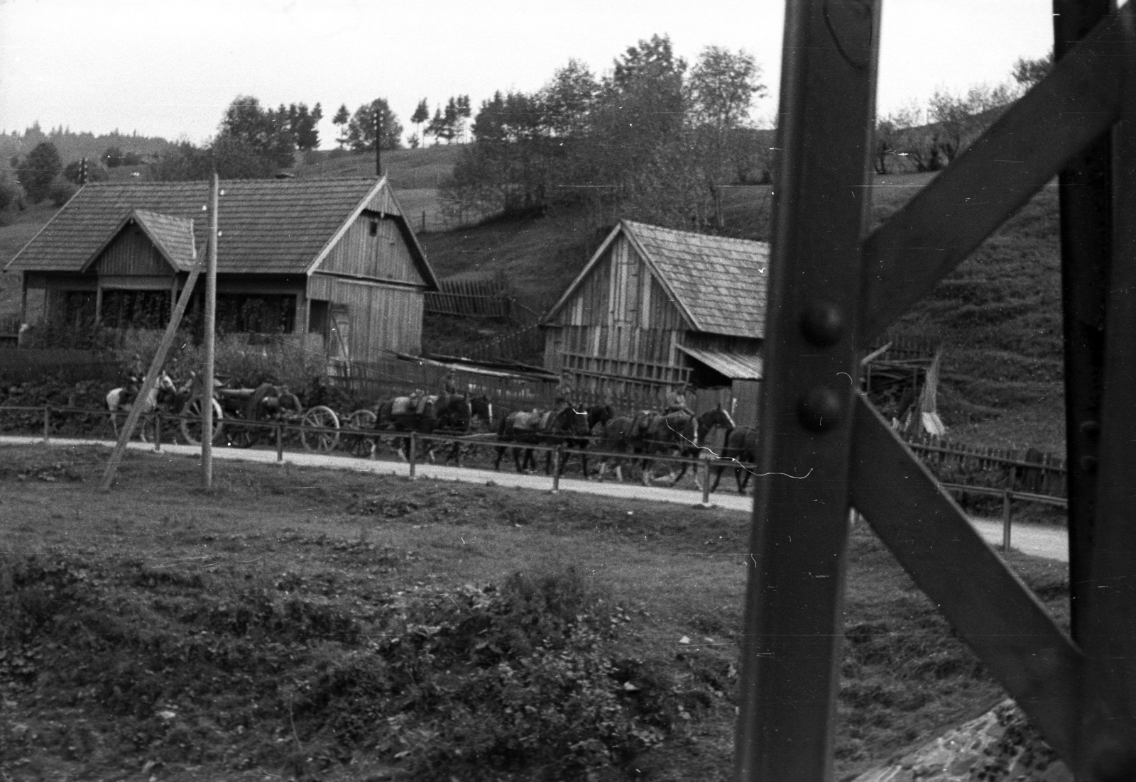 Ukrajna,Kárpátalja, Kőrösmező, országút a várostól délre, a Fekete-Tisza feletti hídnál., 1939, Berkó Pál, ló, ágyú, fegyver, löveg, parasztház, tüzérség, lengyel katona, Fortepan #78304