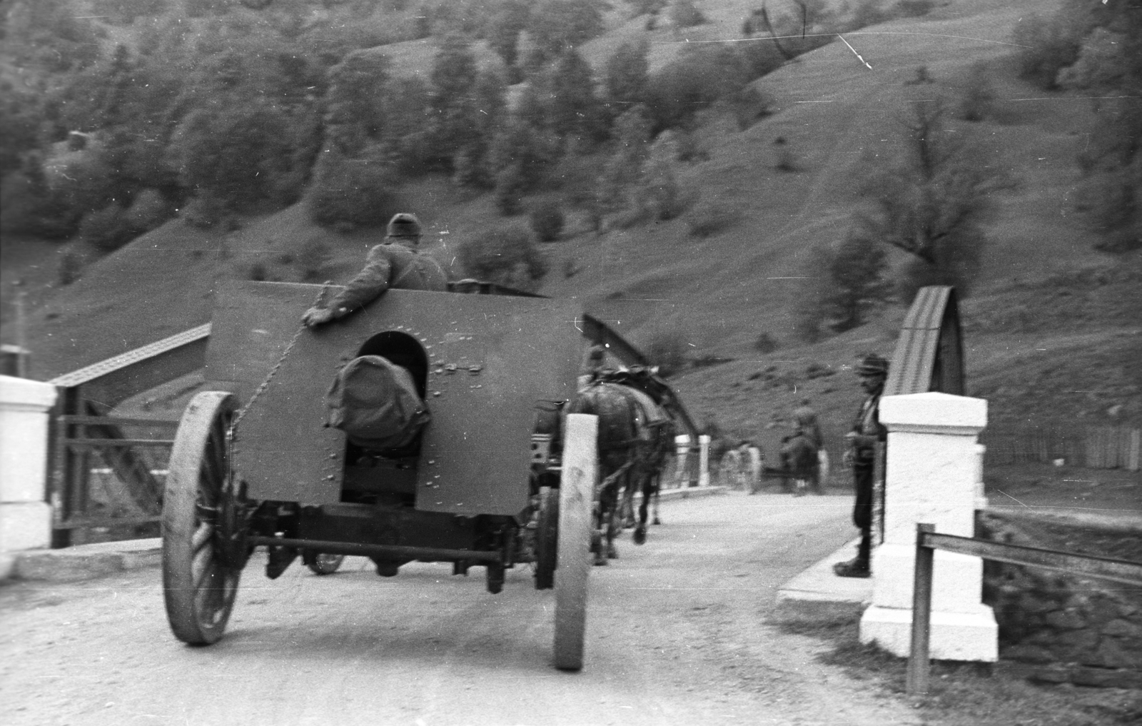 Ukraine,Zakarpattia Oblast, Yasinia, a Fekete-Tisza hídja a várostól délre., 1939, Berkó Pál, bridge, cannon, weapon, soldier, ordnance, artillery, Polish soldier, Fortepan #78305