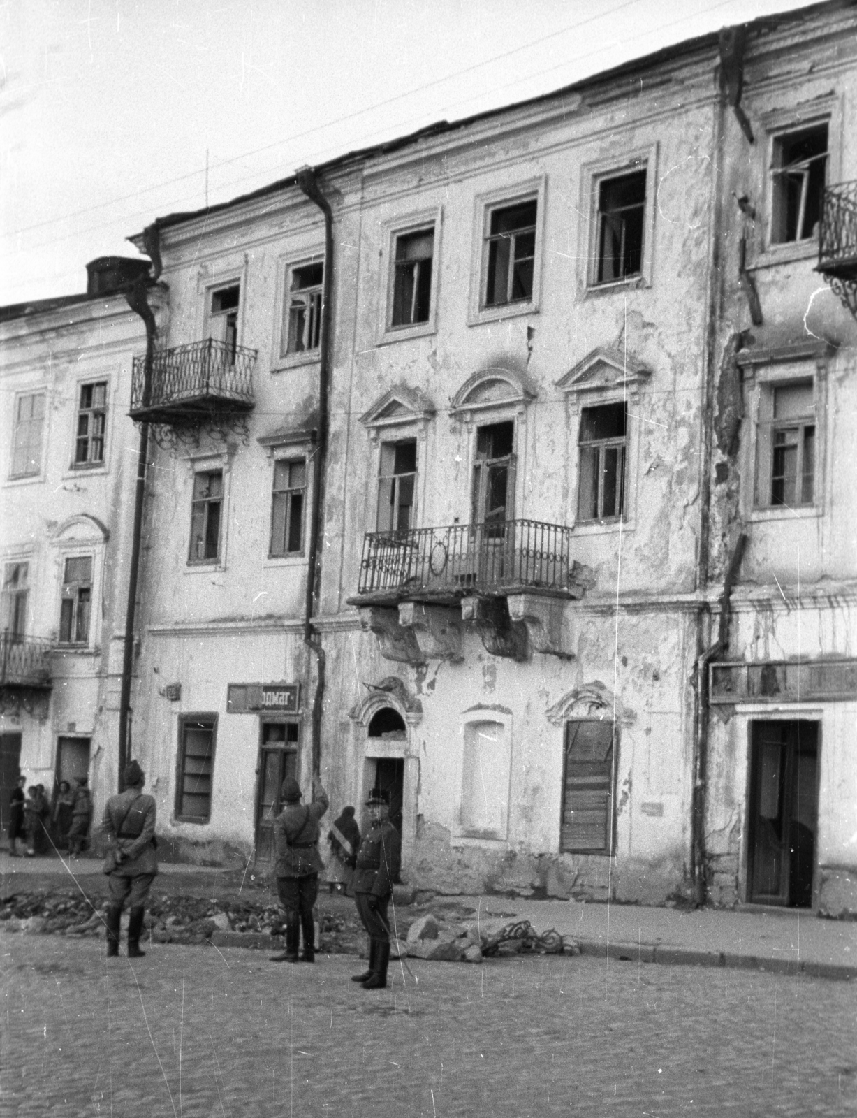 Ukraine, (ekkor Kamenyec-Podolszkij)., 1941, Berkó Pál, second World War, soldier, damaged building, Fortepan #78307