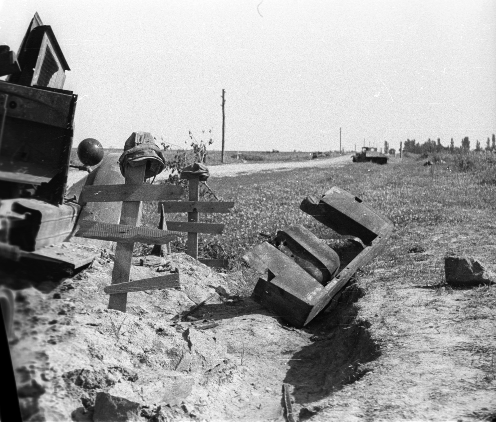 Ukraine, katonasírok a Kamenyec-Podolszk és Tulcsin közötti út mellett., 1941, Berkó Pál, second World War, wreck, tomb, war grave, eastern front, Fortepan #78313