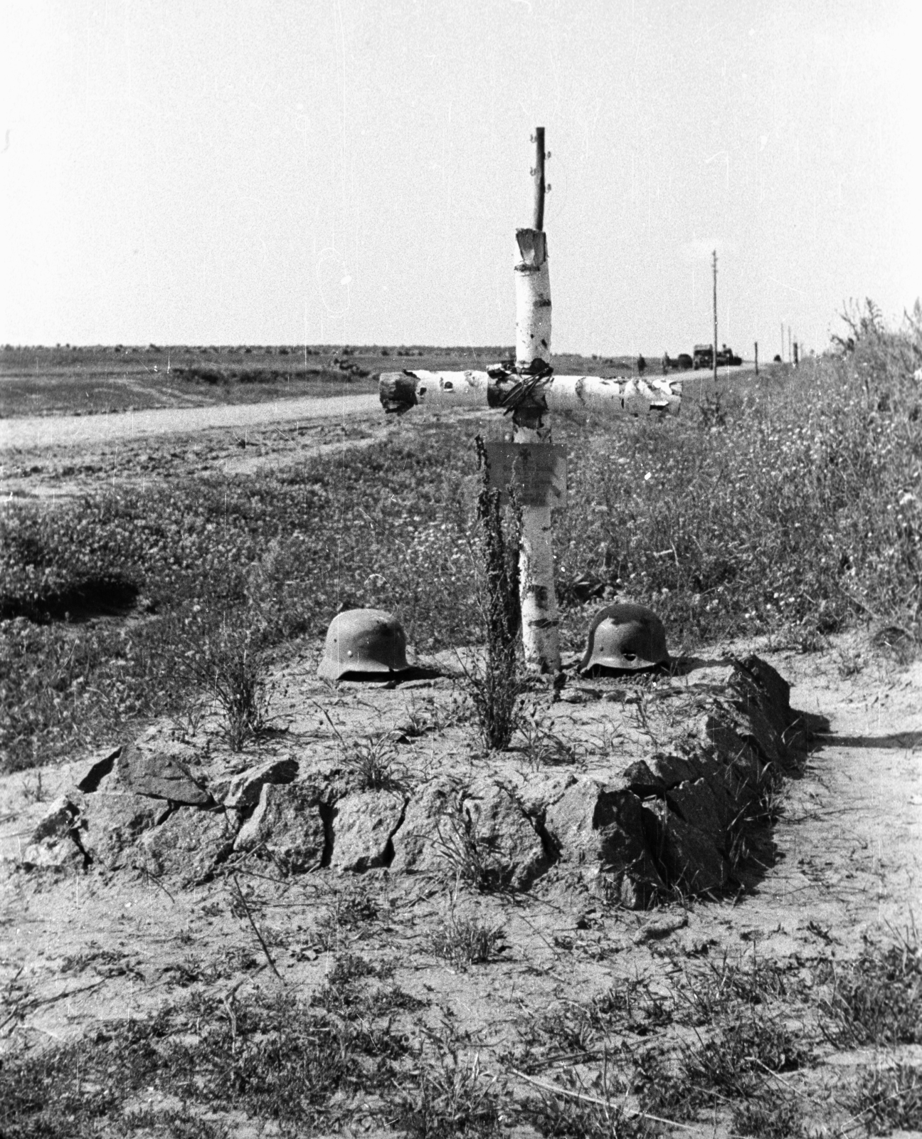 Ukrajna, katonasír a Kamjanec-Pogyilszkij (ekkor Kamenyec-Podolszkij) és Tulcsin közötti út mellett., 1941, Berkó Pál, második világháború, síremlék, hadisír, keleti front, Fortepan #78314