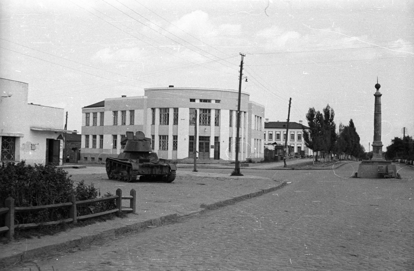 Ukraine, Tulcsin, Leontovics (Lenin) utca, balra a Szuvorov utca, szemben az állatorvosi főiskola épülete., 1941, Berkó Pál, Soviet brand, tank, monument, second World War, wreck, pillar, Fortepan #78321
