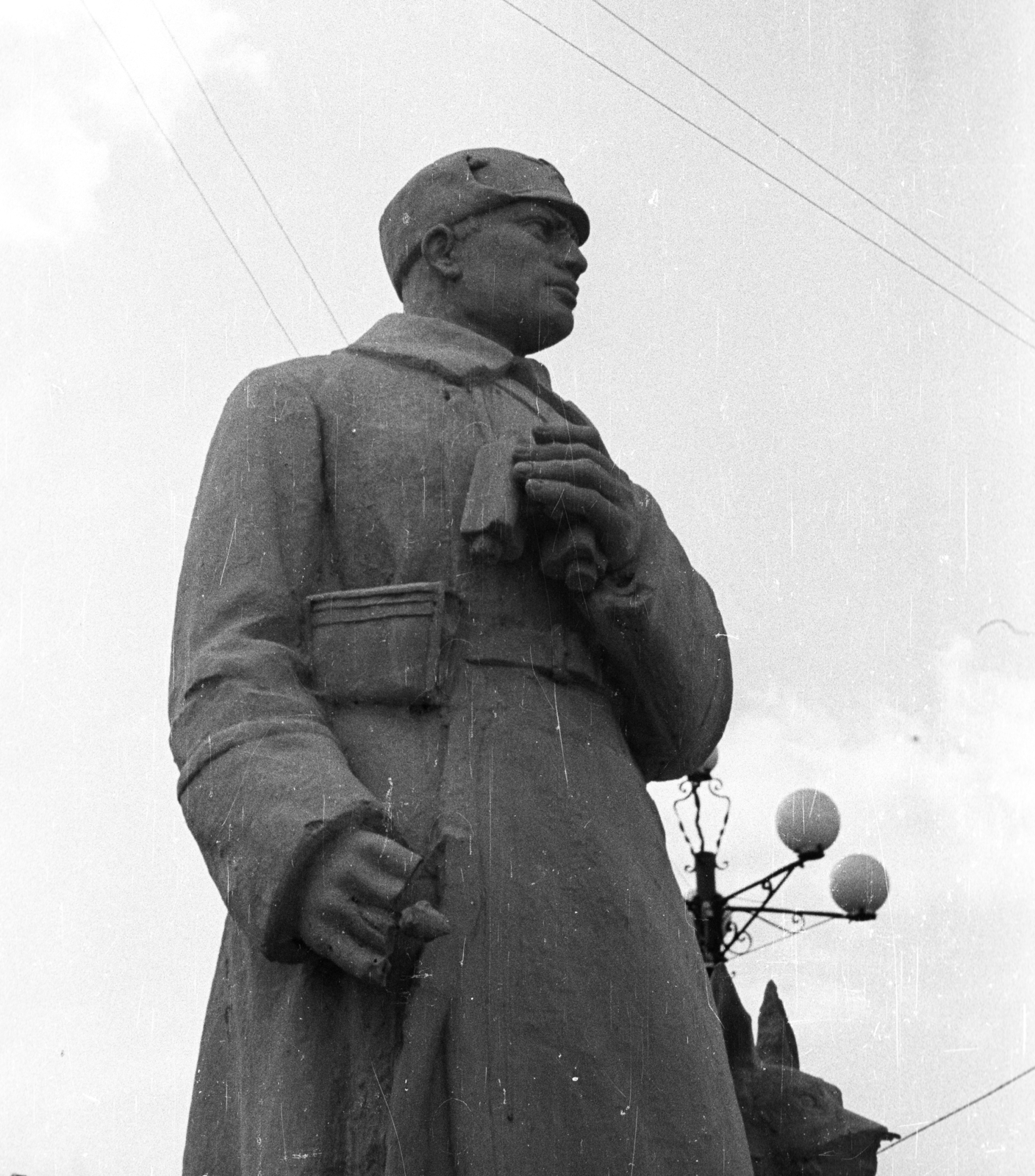 Ukraine, Tulcsin, Leontovics (Lenin) utca - Szaska utca sarok, szobor az ekkor színháznak átalakított székesegyház előtt., 1941, Berkó Pál, second World War, Fortepan #78323