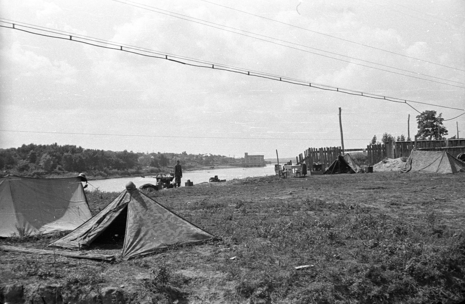 Ukraine, Pervomaysk, háttérben a vízerőmű a Bug folyón., 1941, Berkó Pál, river, tent, second World War, fence, machine gun, Fortepan #78339