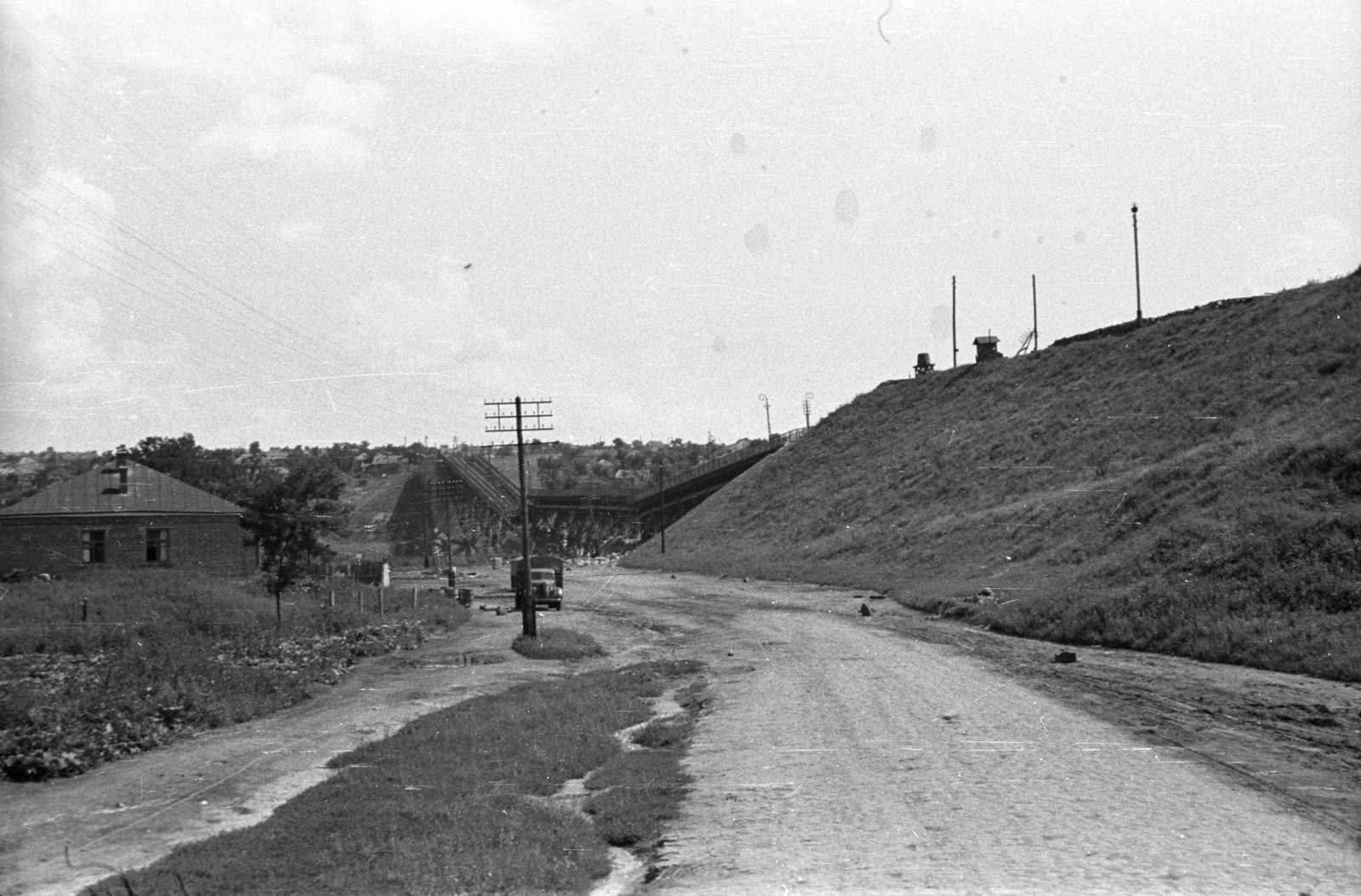 Ukraine, Pervomaysk, a lerombolt vasúti híd a Bug folyón., 1941, Berkó Pál, commercial vehicle, second World War, wrecked bridge, power line, Fortepan #78341