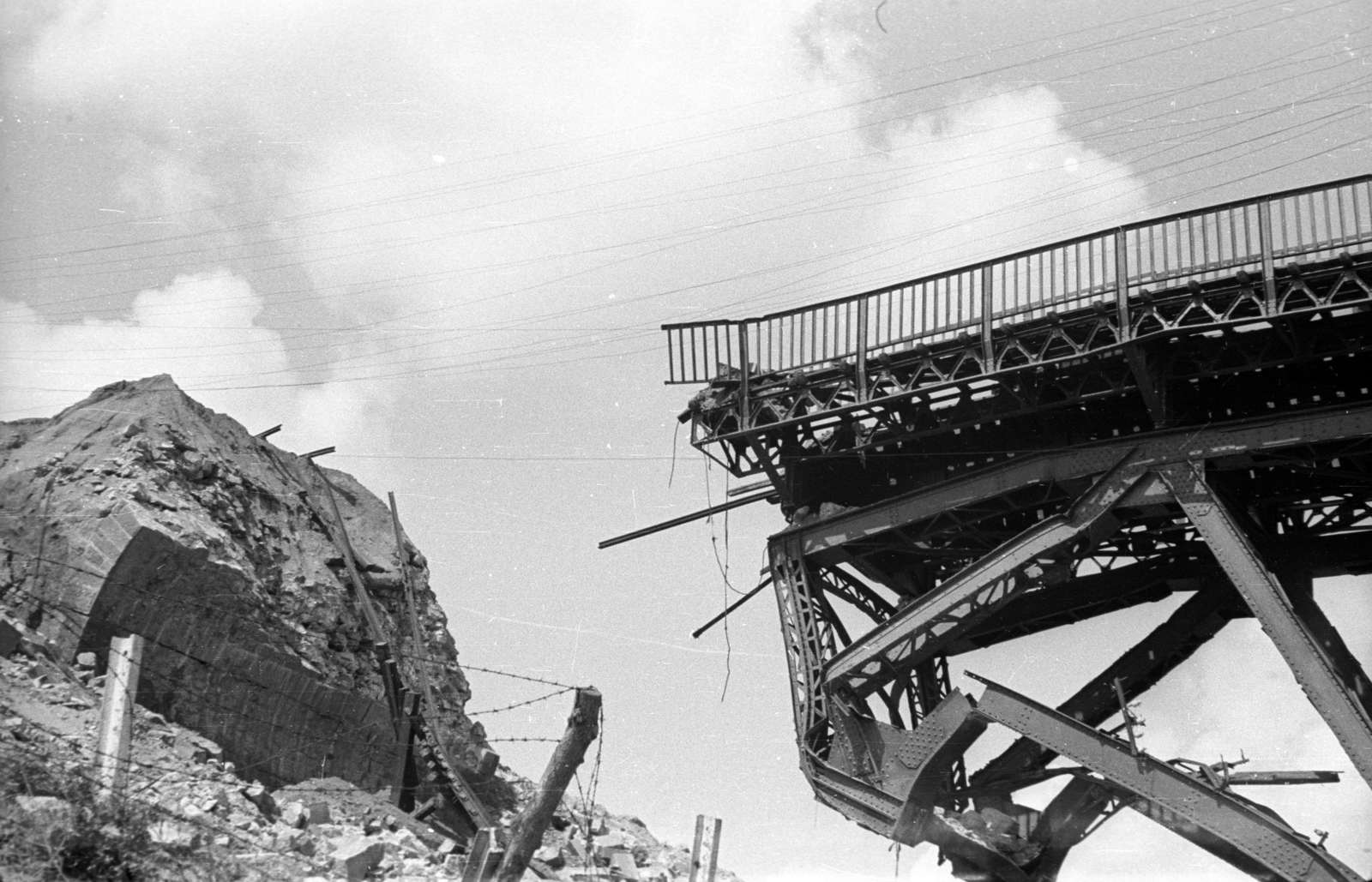 Ukraine, Pervomaysk, a lerombolt vasúti híd a Bug folyón., 1941, Berkó Pál, second World War, wrecked bridge, Fortepan #78342