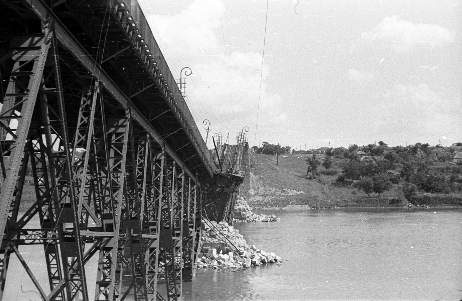 Ukraine, Pervomaysk, a lerombolt vasúti híd a Bug folyón., 1941, Berkó Pál, river, second World War, wrecked bridge, Fortepan #78343