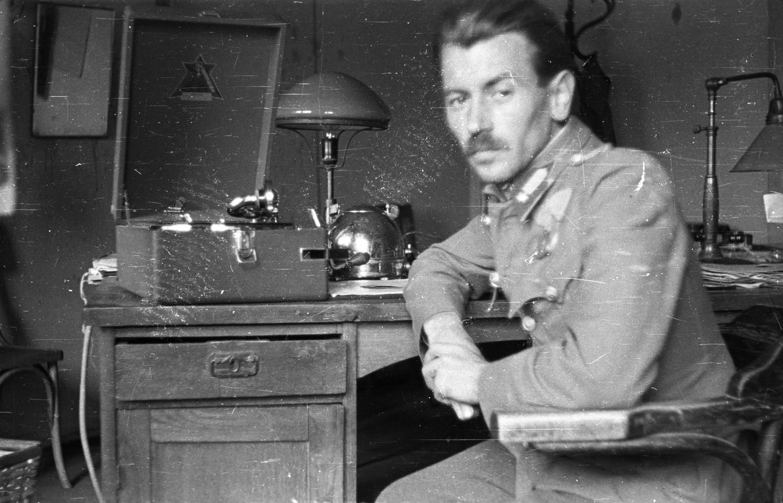 A felvételen Berkó Pál látható., 1941, Berkó Pál, gramophone, soldier, table, Fortepan #78369