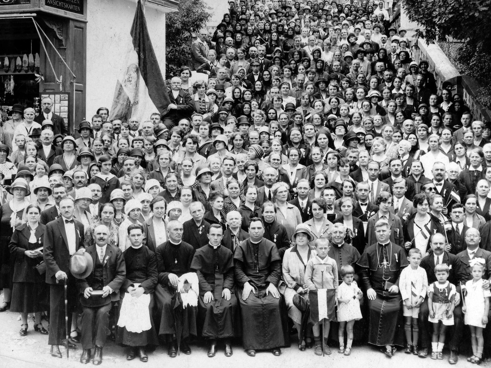 Austria, Mariazell, magyar zarándokcsoport a Bazilika előtti lépcsőnél., 1935, Fortepan, flag, priest, tableau, Fortepan #7837