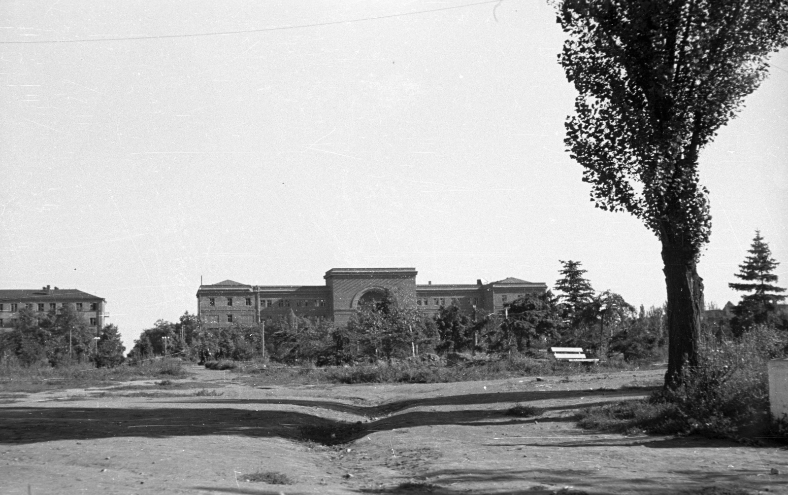 Ukraine, Dnipro, Lenin tér a Komszomol utca felé nézve., 1941, Berkó Pál, second World War, building, eastern front, Fortepan #78372