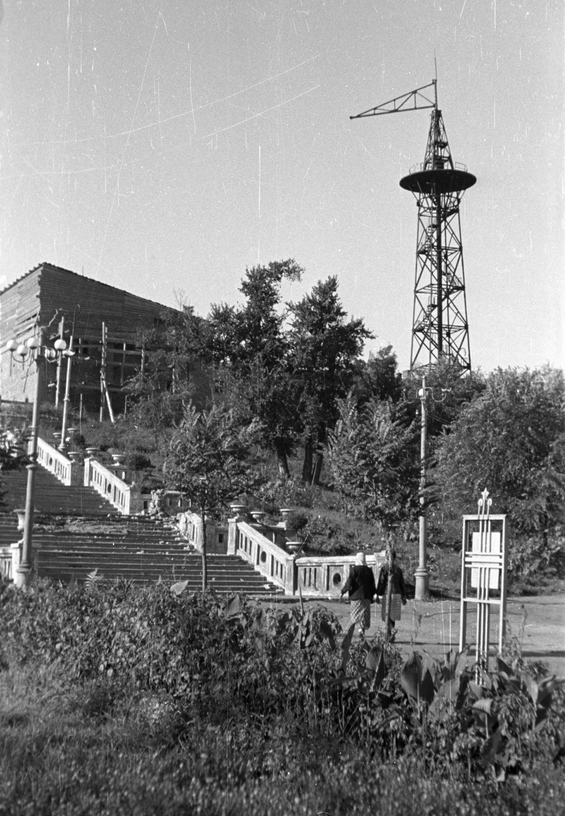 Ukraine, Dnipro, ejtőernyős ugrótorony a Lazar Hloba (Valerij Cskalov) parkban., 1941, Berkó Pál, second World War, stairs, tower, diving tower, eastern front, Fortepan #78374