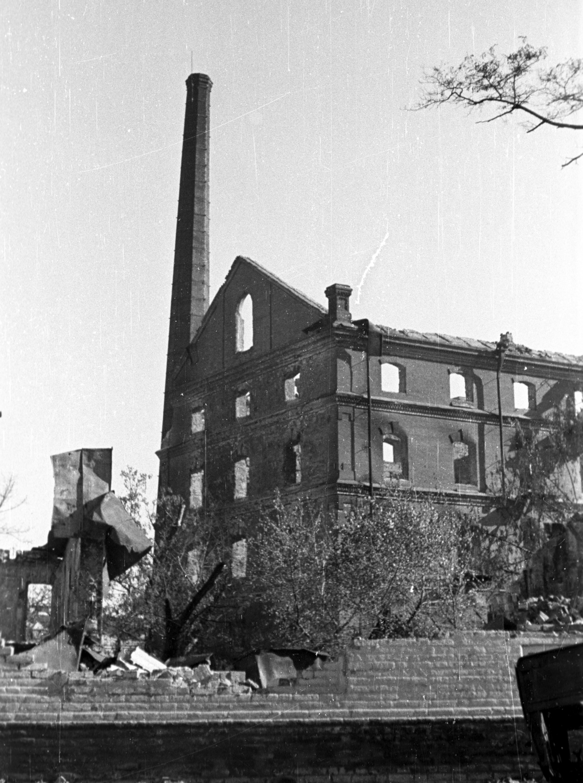 Ukraine, Dnipro, Dmitro Javornickij (Marx Károly) sugárút, a Geze malom romjai, 1941, Berkó Pál, war damage, second World War, ruins, chimney, Fortepan #78378