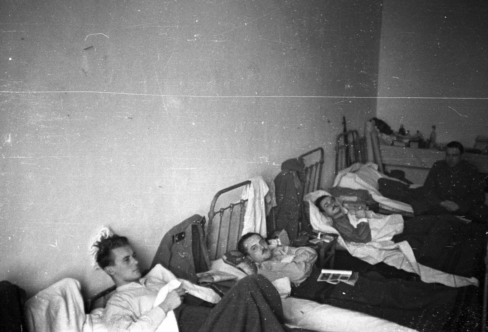 1941, Berkó Pál, relaxation, bed, dormitory, iron bed, Fortepan #78393