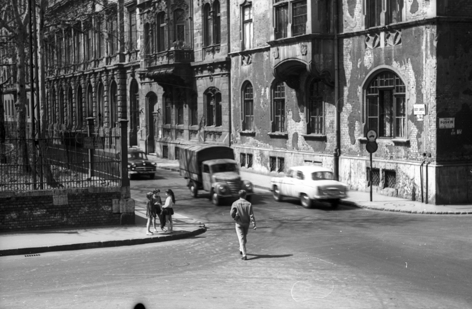 Magyarország, Budapest VIII., Bródy Sándor utca - Puskin utca sarok a Pollack Mihály térről nézve., 1964, Berkó Pál, utcakép, Budapest, Fortepan #78400