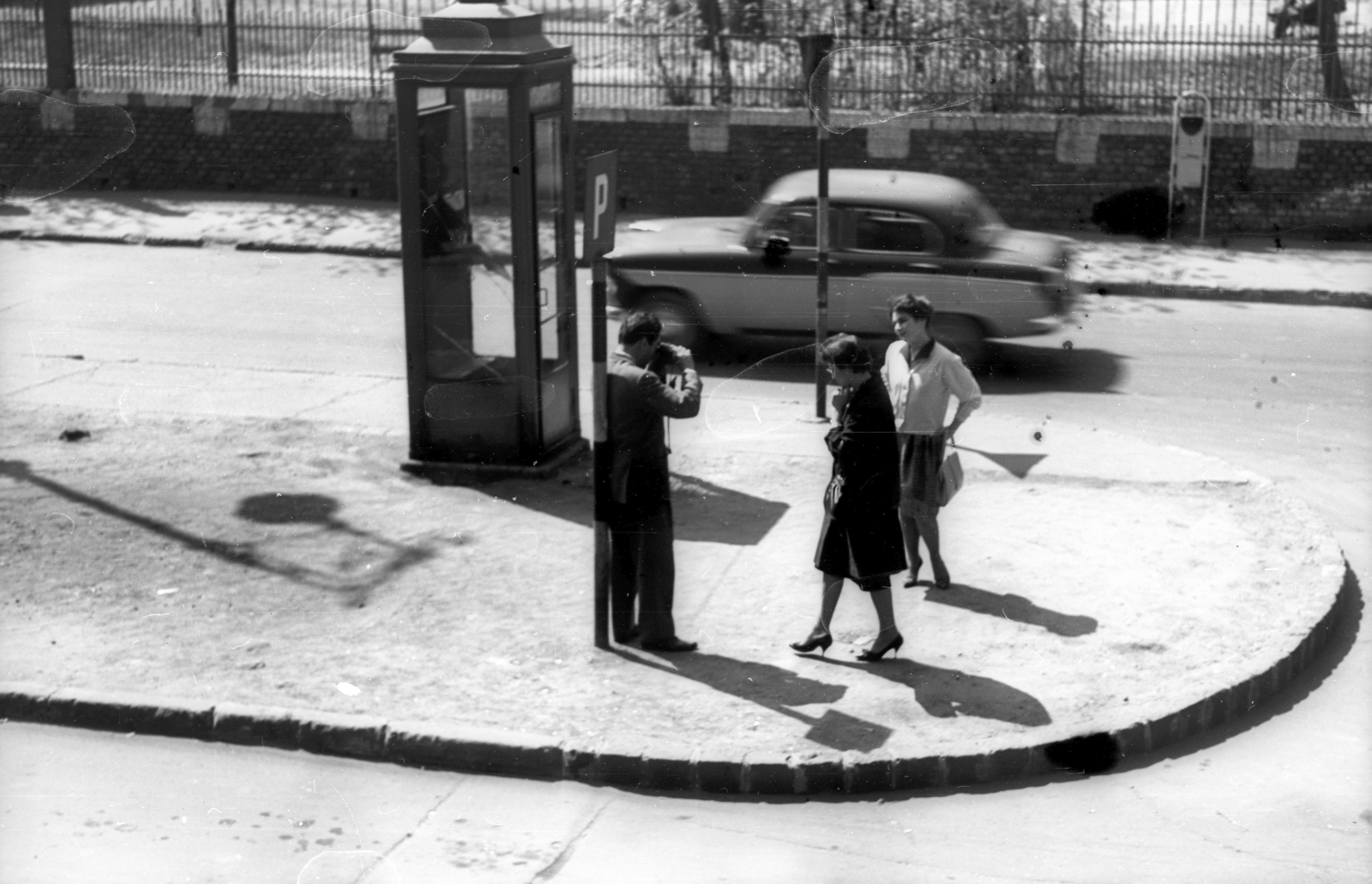 Hungary, Budapest VIII., Pollack Mihály tér, háttérben a Múzeumkert., 1964, Berkó Pál, phone booth, Budapest, Fortepan #78401