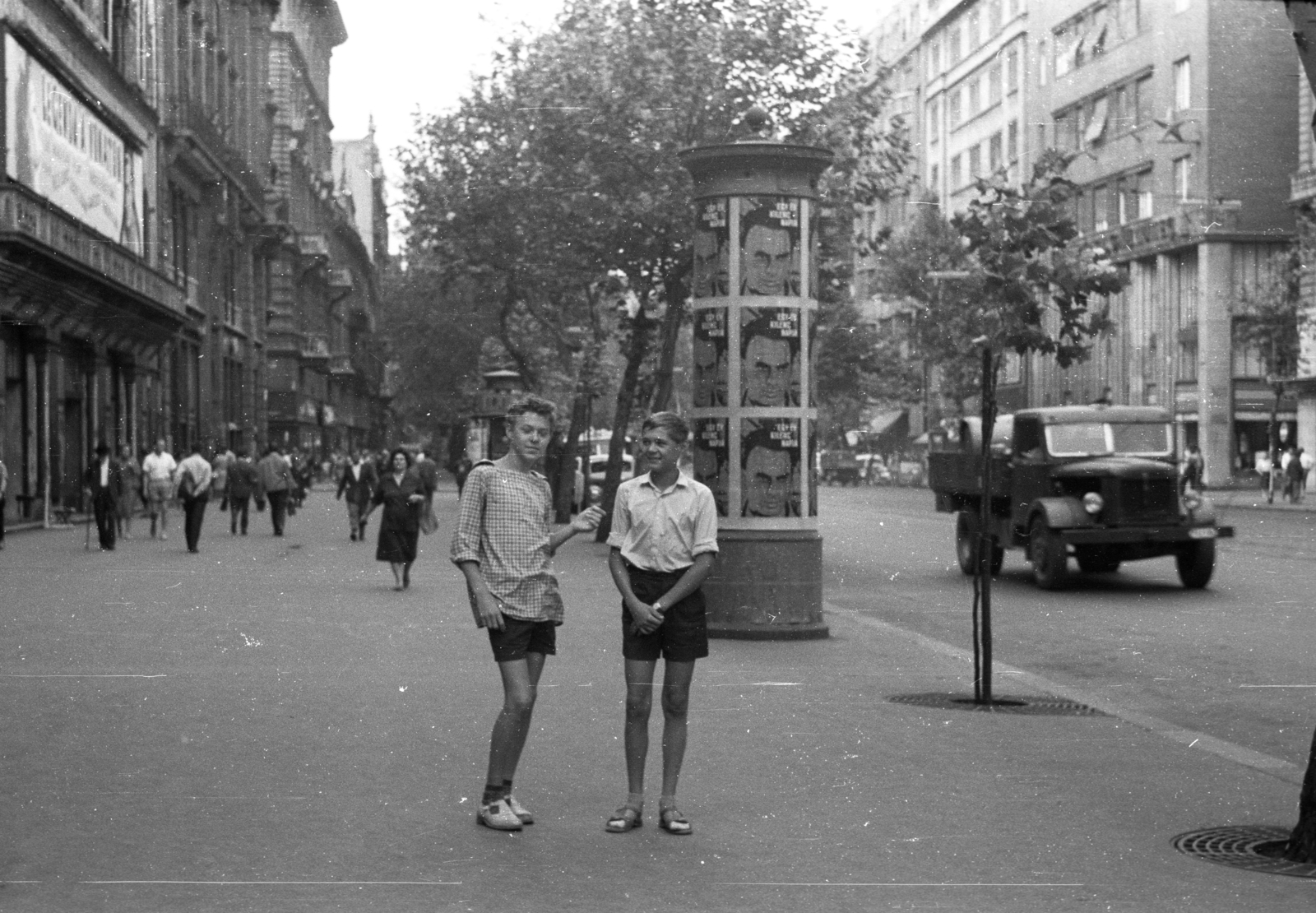 Hungary, Budapest VIII.,Budapest VII., Rákóczi út az Uránia mozitól az Astoria kereszteződés felé nézve. Jobbra a Kazinczy utca torkolata., 1966, Berkó Pál, street view, Budapest, Fortepan #78422