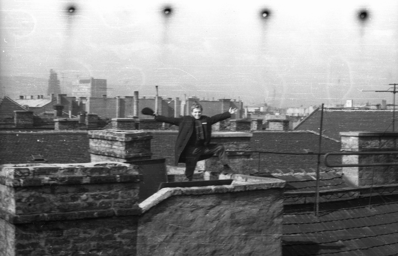 Hungary, Budapest VIII., Szentkirályi utca 22-24. számú ház teteje a Belvárosi Ferences-templom felállványozott tornya felé nézve., 1966, Berkó Pál, Budapest, Fortepan #78432