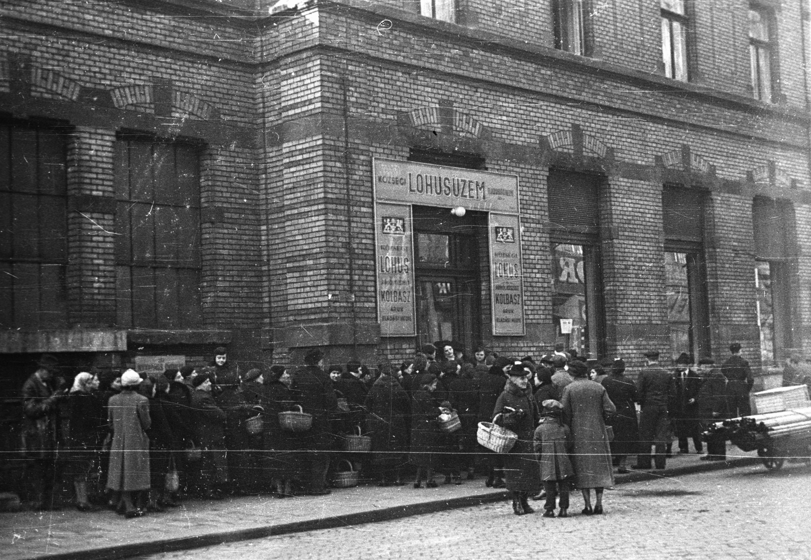 Magyarország, Budapest VIII., a Rákóczi téri vásárcsarnok Víg utcai oldala., 1946, Berkó Pál, kosár, vásárcsarnok, Budapest, Klunzinger Pál-terv, Rozinay István-terv, ló, sorbanállás, téglaburkolat, cégtábla, húsbolt, Fortepan #78449
