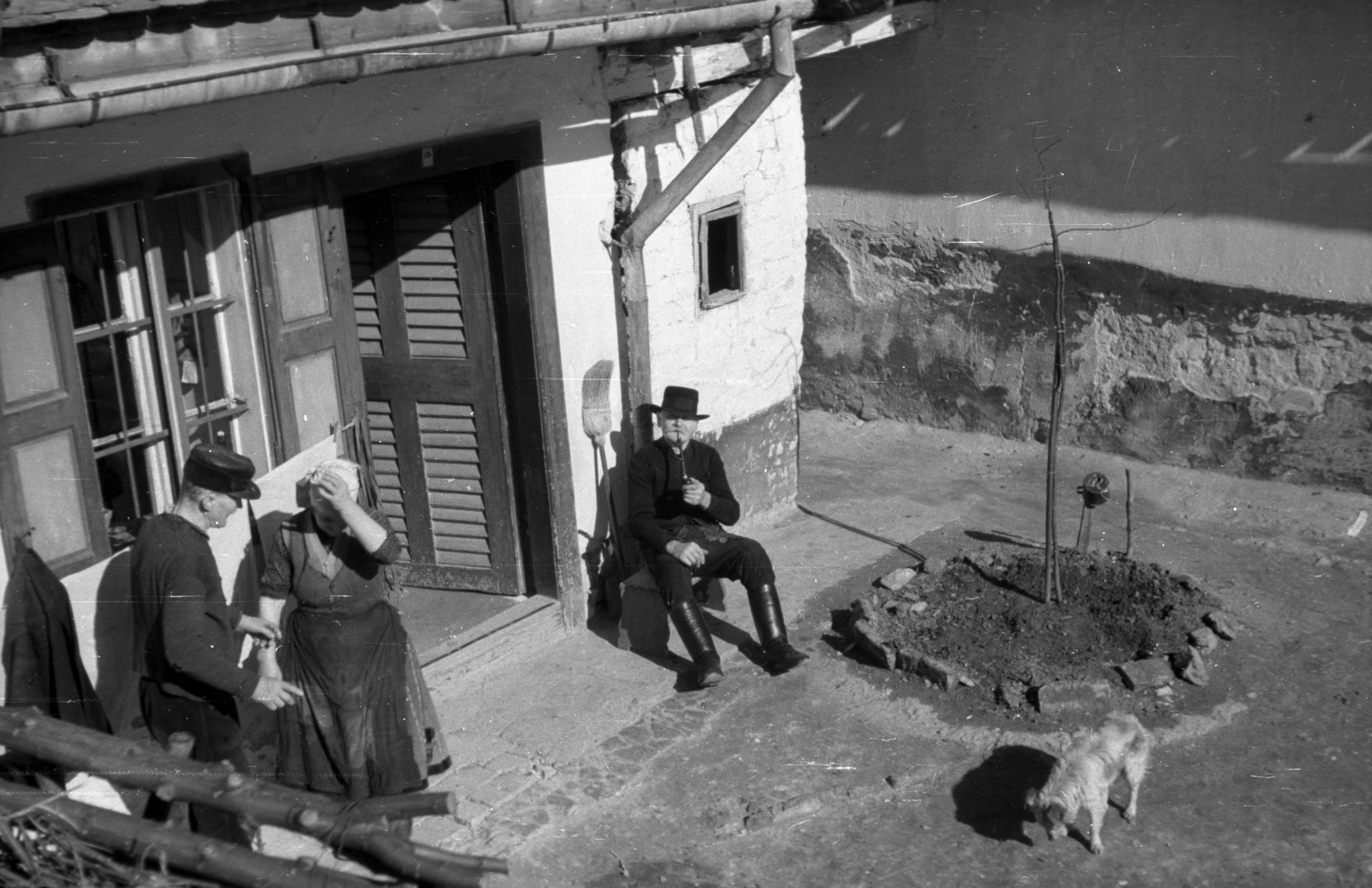 1940, Berkó Pál, hat, dog, yard, pipe, broom, Fortepan #78451