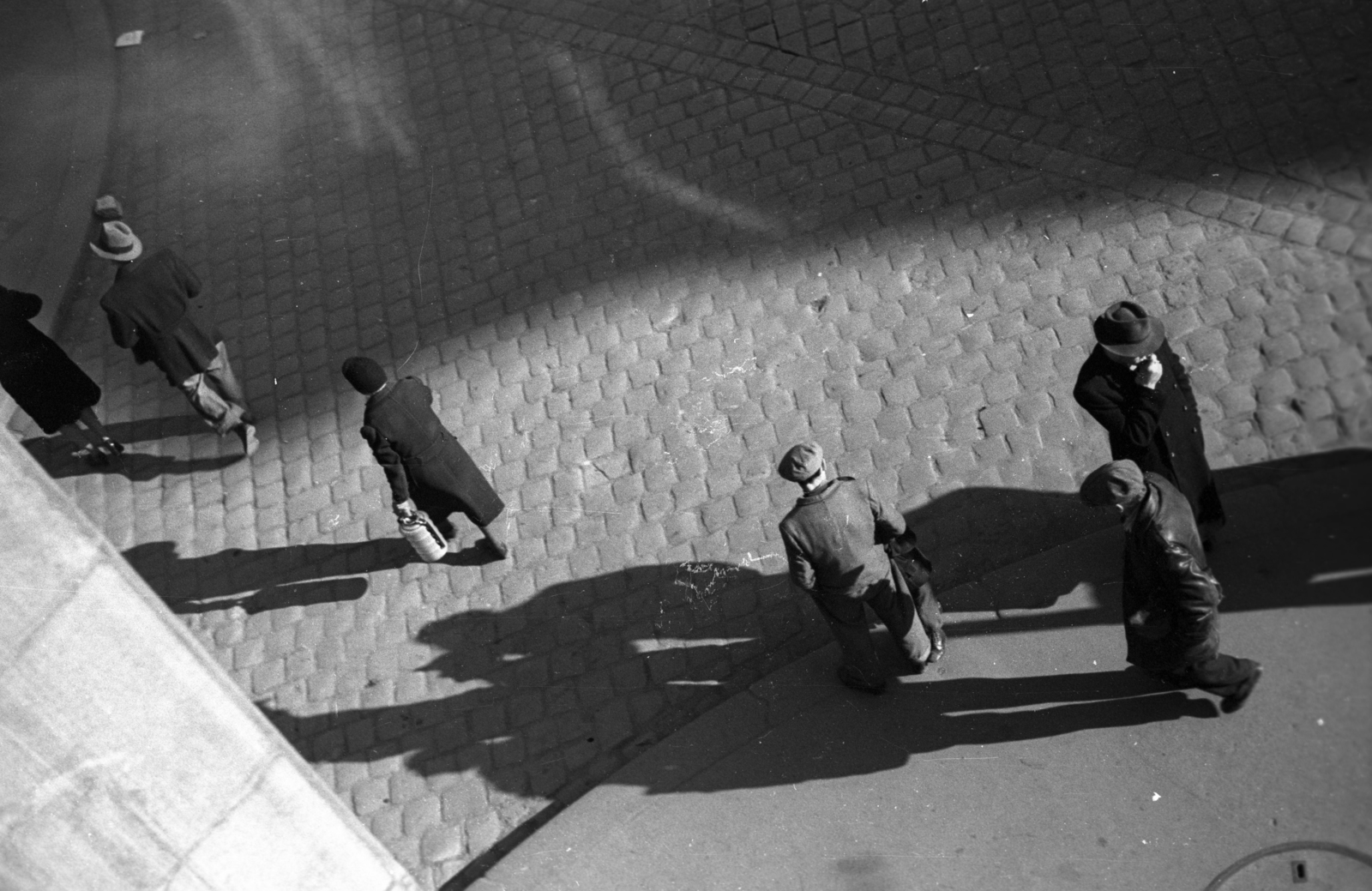 Magyarország, Budapest VII., Rákóczi út - Kazinczy utca sarok., 1946, Berkó Pál, árnyék, ételhordó, Budapest, madártávlat, Fortepan #78452