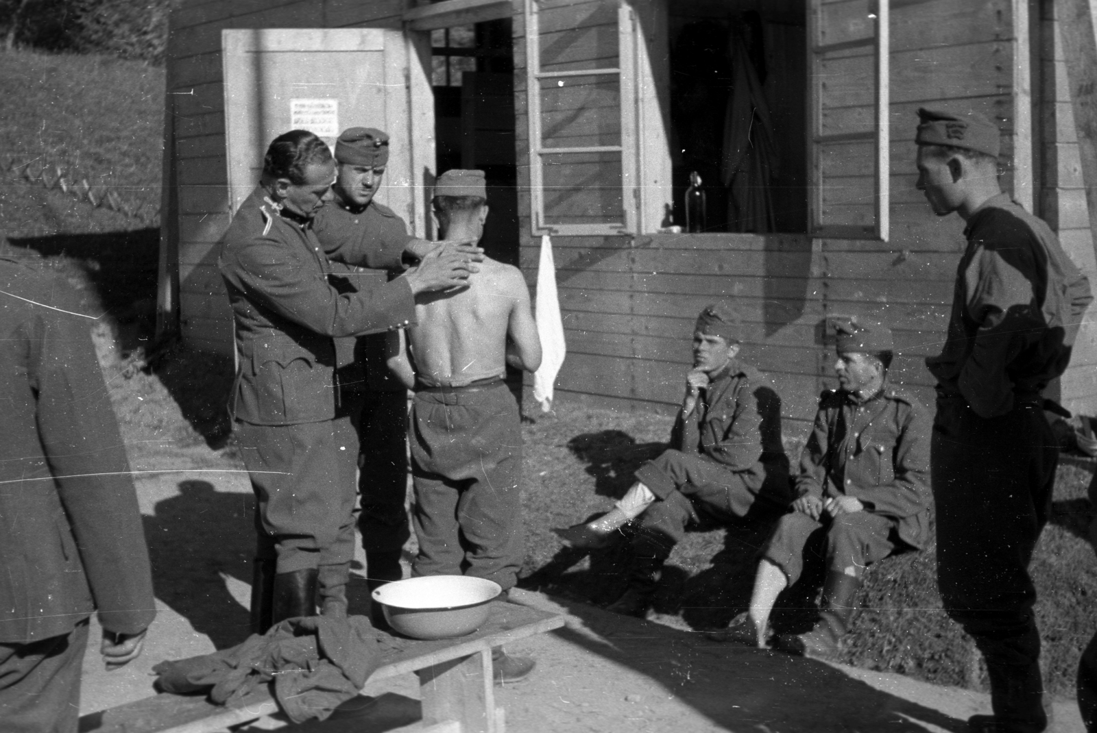 1939, Berkó Pál, katona, elsősegély, orvosi vizsgálat, Bocskai sapka, zománcáru, Fortepan #78487