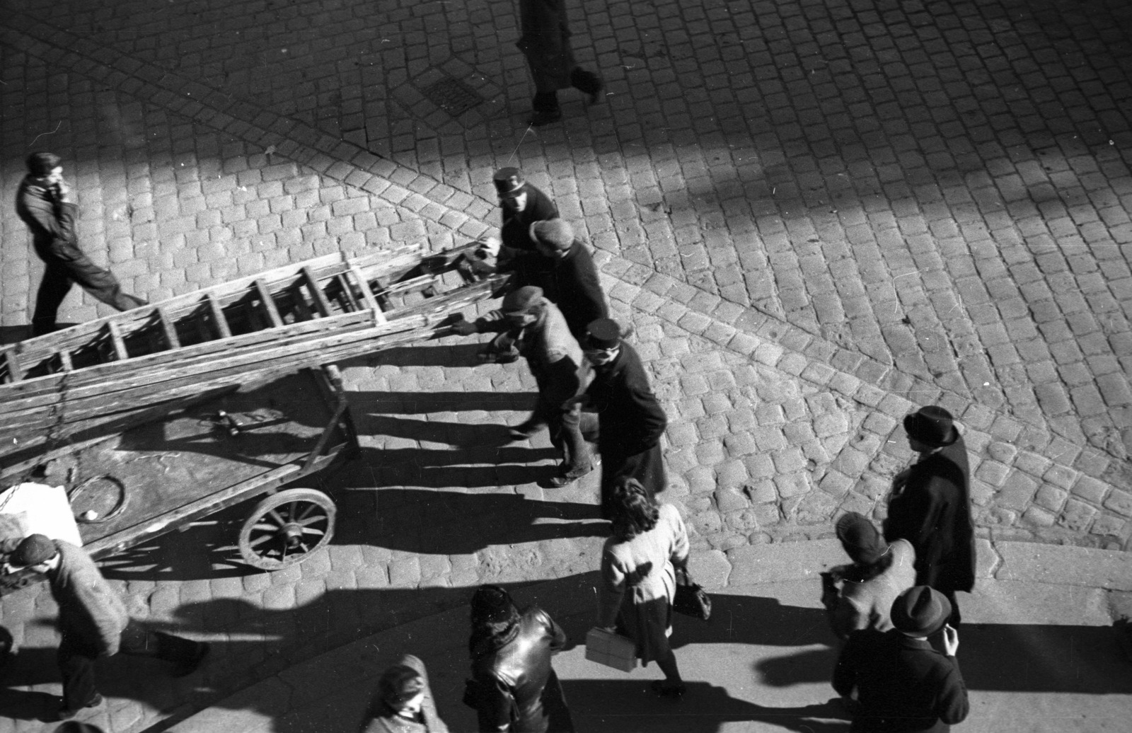 Magyarország, Budapest VII., Rákóczi út - Kazinczy utca sarok., 1946, Berkó Pál, létra, Budapest, járókelő, árnyék, Fortepan #78497