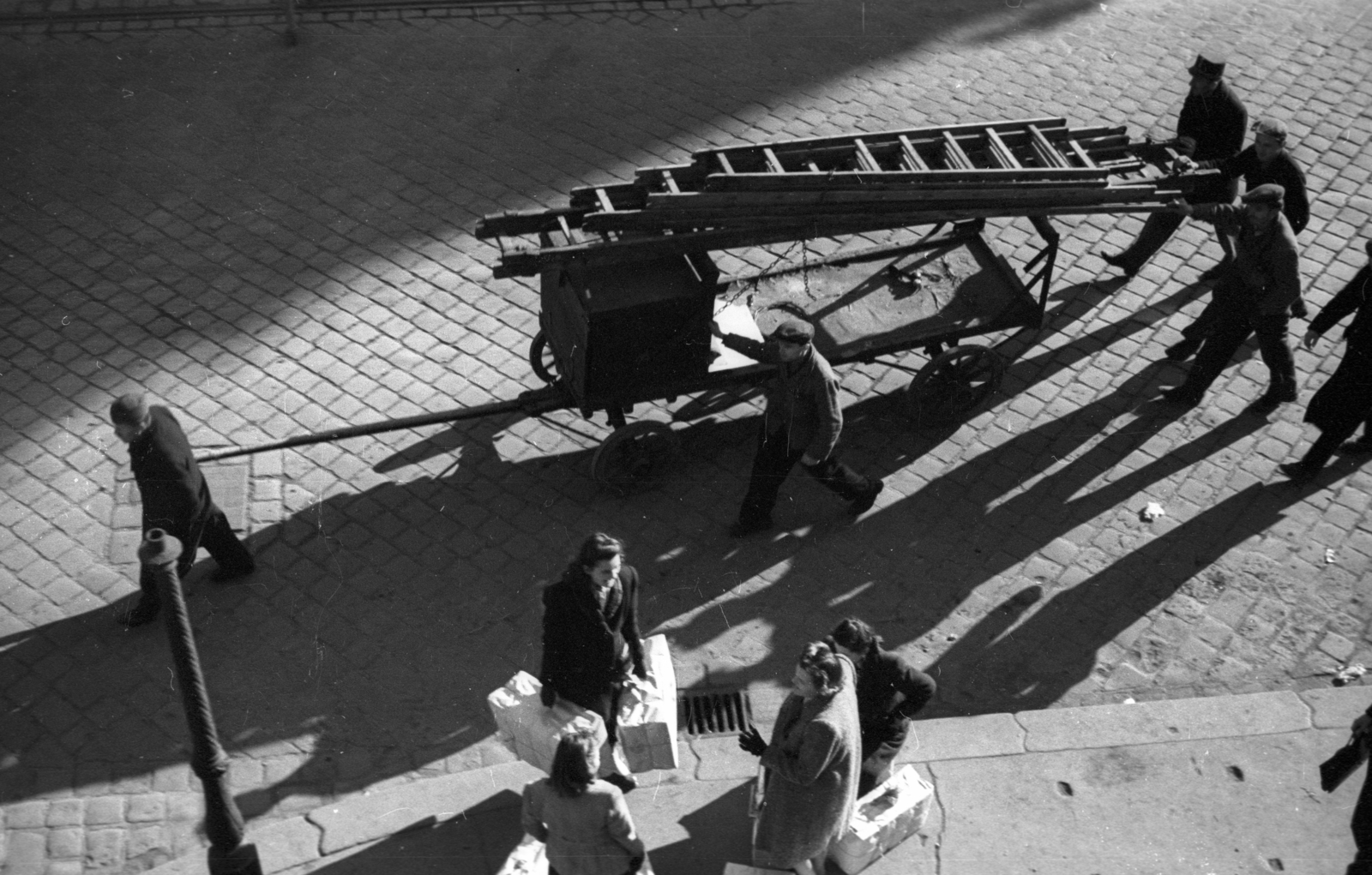 Hungary, Budapest VII., Rákóczi út - Kazinczy utca sarok., 1946, Berkó Pál, ladder, Budapest, pedestrian, carrying, handbarrow, packet, cart, Fortepan #78498