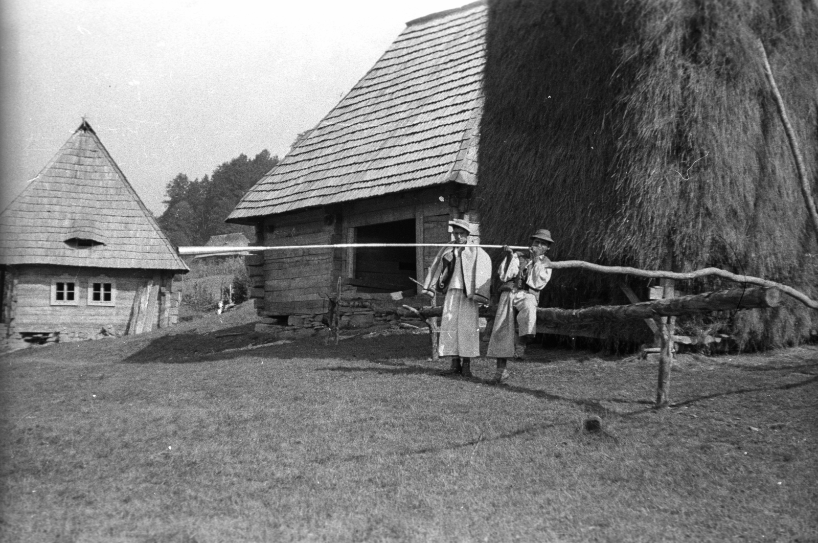 Ukraine,Zakarpattia Oblast, 1939, Berkó Pál, folk costume, stack, horn, shingle, farmhouse, Fortepan #78502